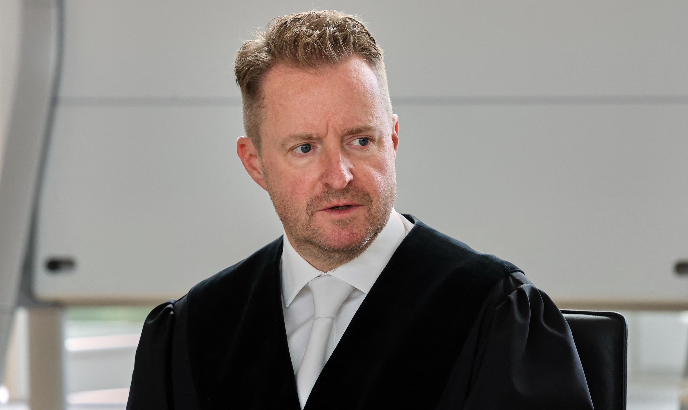 Harald Nowack, Generalstaatsanwalt, wartet am 10. September 2026 im Gerichtssaal des Landgerichts auf die Wiederaufnahme des Mordprozesses im Fall Fabian. | Quelle: Getty Images