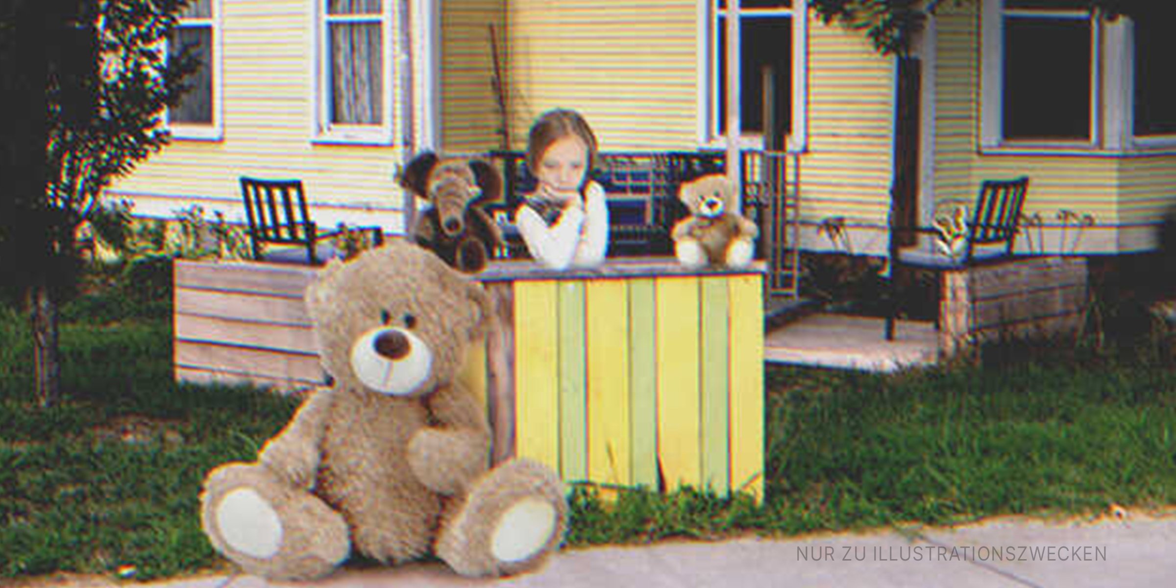 Mädchen und großer Teddy an kleinem Verkaufsstand | Quelle: Shutterstock
