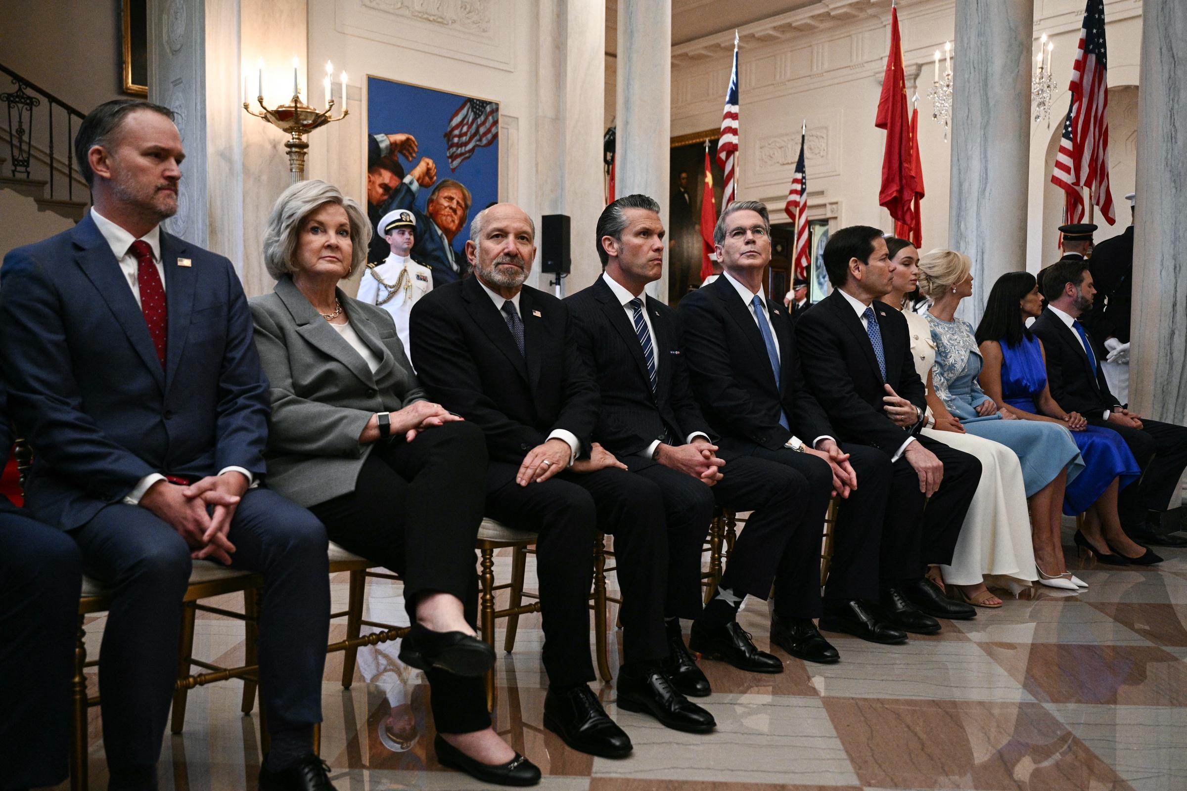 Ivanka Trump und Arabella Kushner nahmen am 24. September 2026 in Washington, D.C., in der Cross Hall des Weißen Hauses neben hochrangigen Regierungsvertretern und Kabinettsmitgliedern Platz. Während sie auf die Ansprachen von Donald Trump und dem chinesischen Präsidenten Xi Jinping im Rahmen des offiziellen Staatsbesuchs warteten, saßen Mutter und Tochter aufmerksam in der prominenten ersten Reihe, zu der auch Marco Rubio, Pete Hegseth, Susie Wiles und Usha Vance gehörten. | Quelle: Getty Images