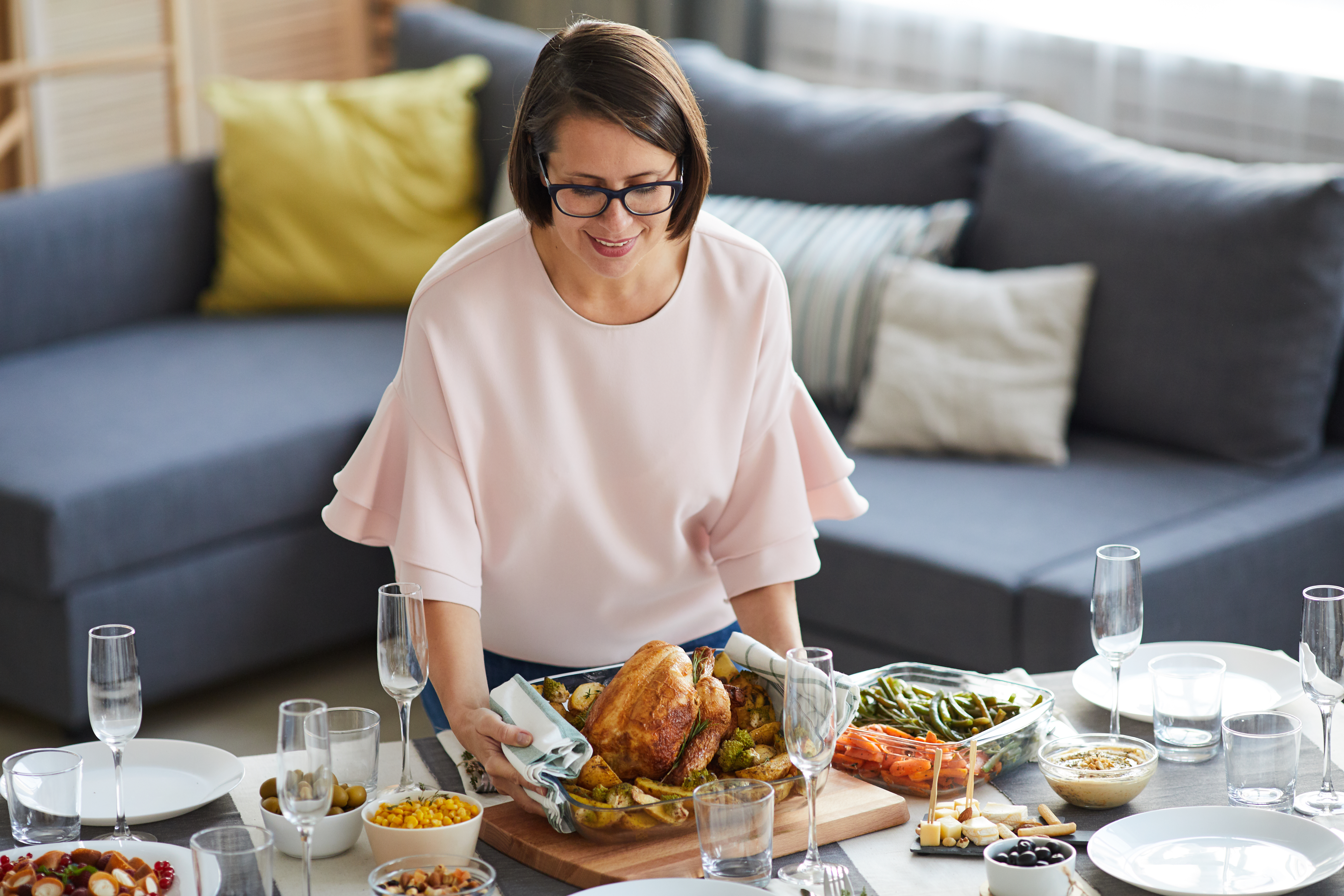 Eine Frau serviert das Abendessen | Quelle: Shutterstock