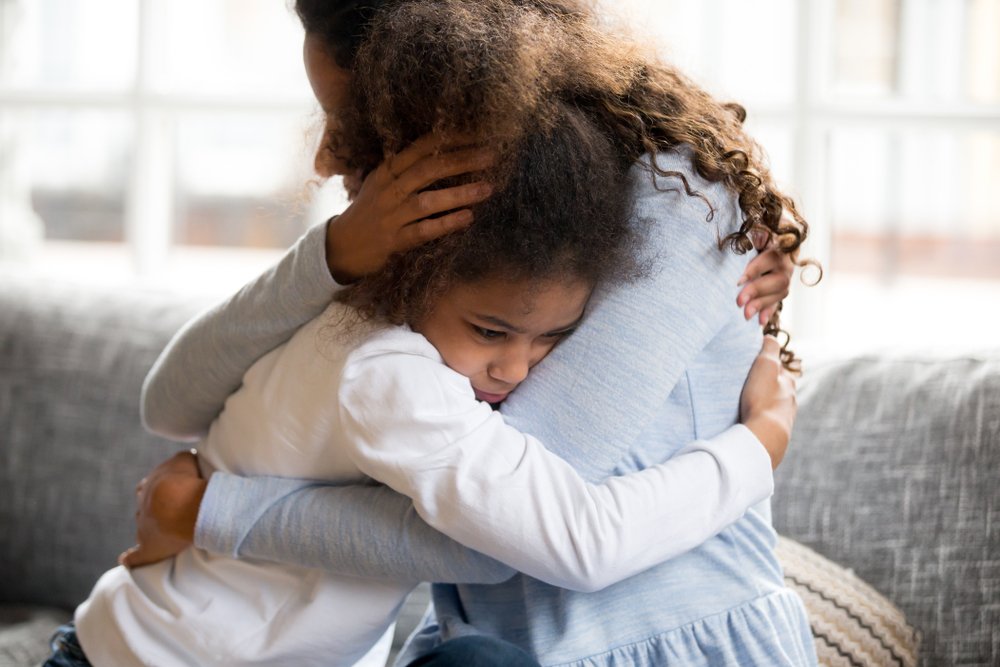Mutter umarmt die Tochter. I Quelle: Shutterstock