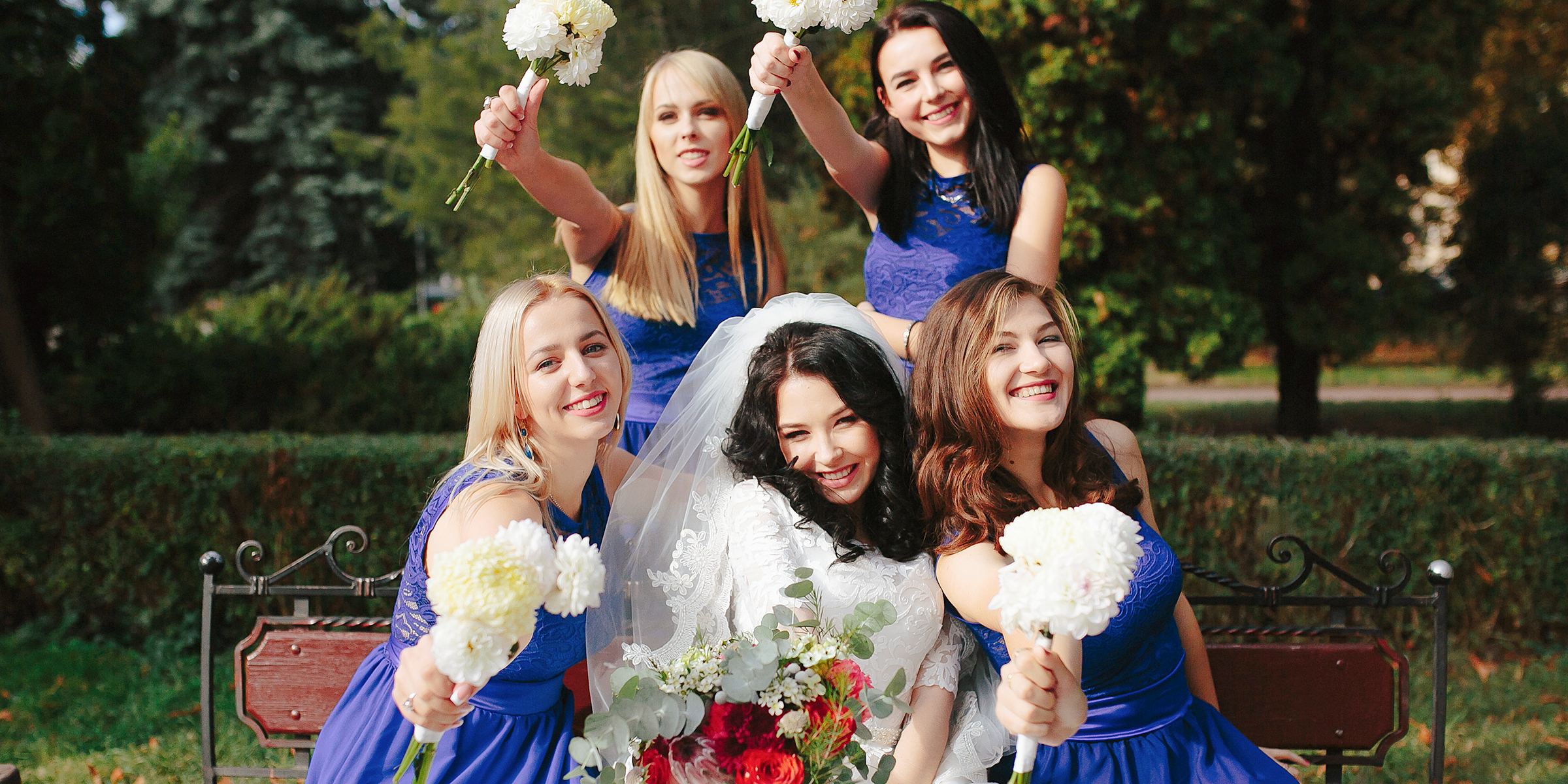 Eine glückliche Braut, umgeben von ihren Brautjungfern | Quelle: Freepik