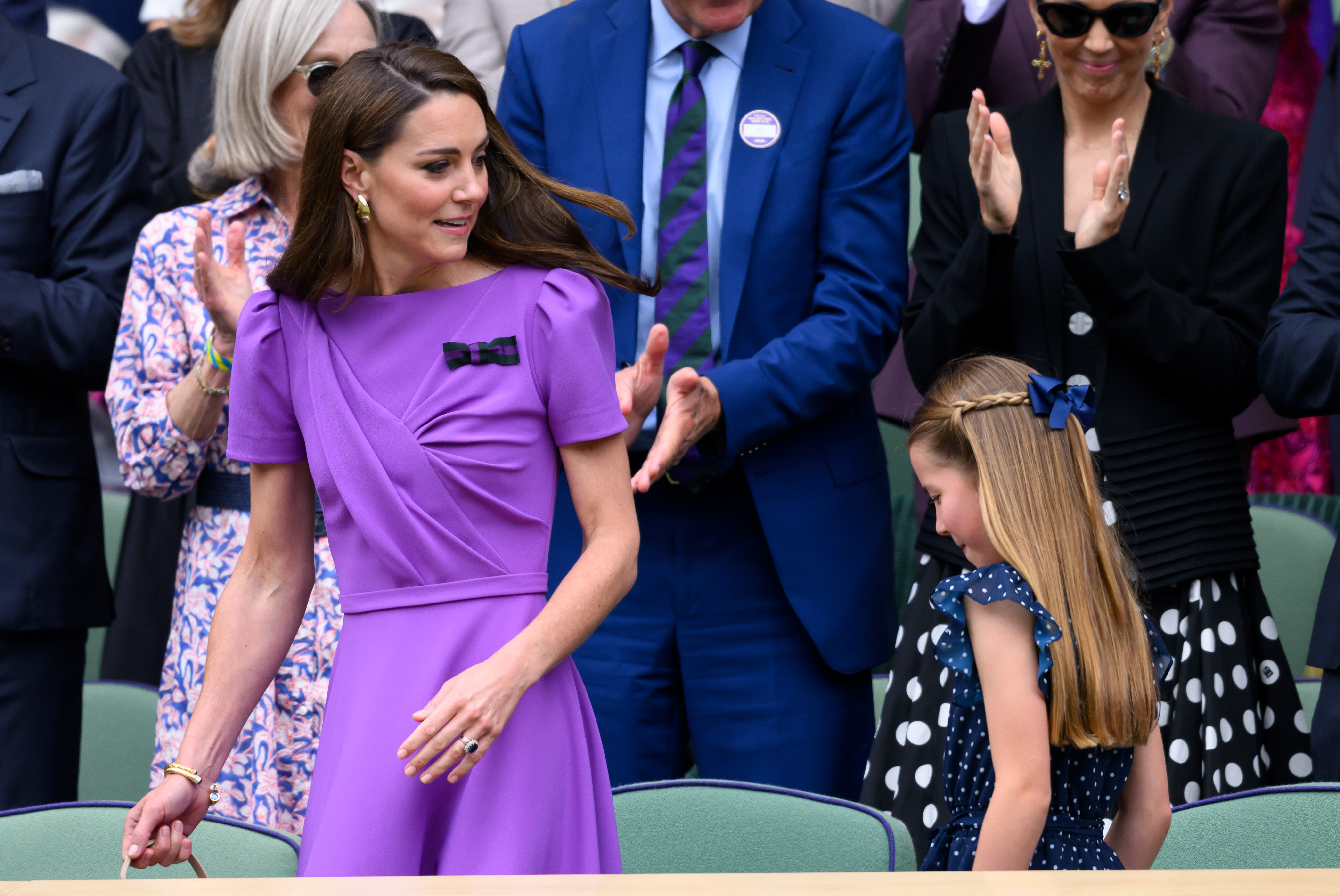 Kate Middleton und Prinzessin Charlotte am Rande des Centre Court während der Wimbledon Tennis Championships am 14. Juli 2024 in London, England. | Quelle: Getty Images