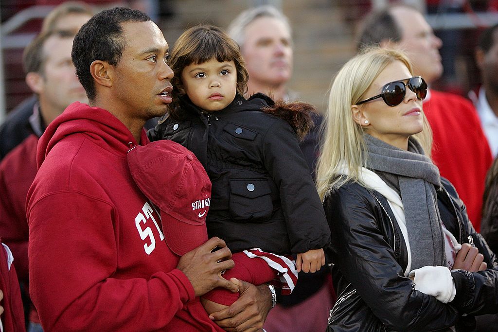 Tiger und Sam Woods und Ehefrau Elin Nordegren im Stanford Stadium in Palo Alto, Kalifornien, am 21. November 2009. | Quelle: Getty Images