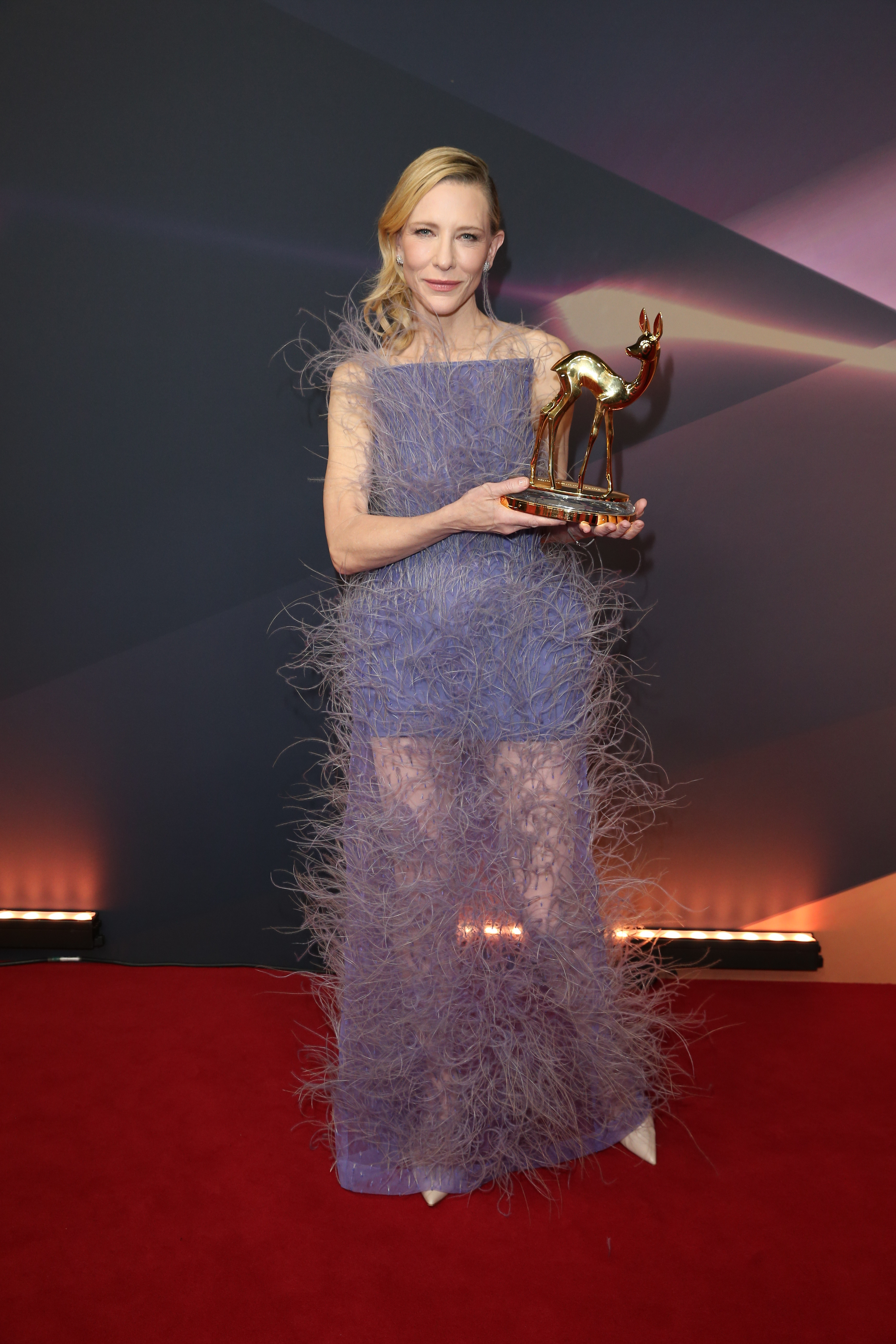 Cate Blanchett mit ihrem Preis während der Bambi-Verleihung 2025 in der Bavaria Filmstadt am 13. November 2025 in München | Quelle: Getty Images