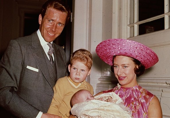 Antony Armstrong-Jones, David Armstrong-Jones, Lady Sarah Chatto und Prinzessin Margaret im Kensington Palast im Jahr 1964. | Quelle: Getty Images