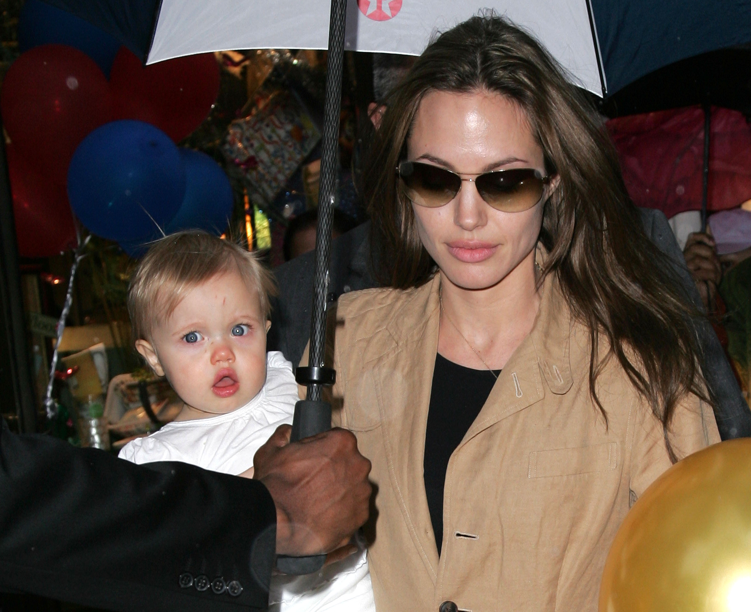 Angelina Jolie und ihre Tochter Shiloh in New York im Jahr 2007. | Quelle: Getty Images
