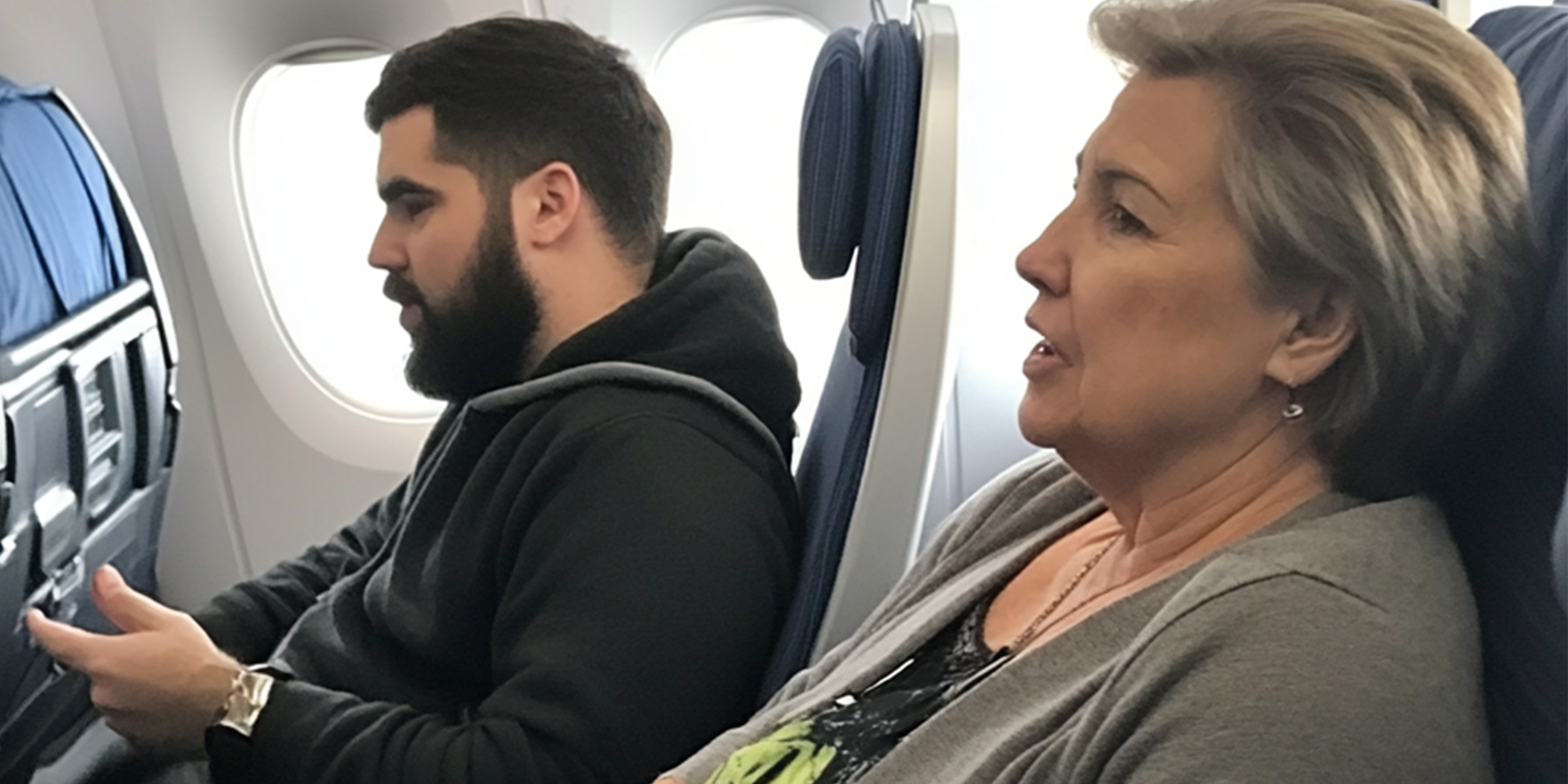 Ein Mann und eine ältere Frau sitzen in einem Flugzeug | Quelle: AmoMama