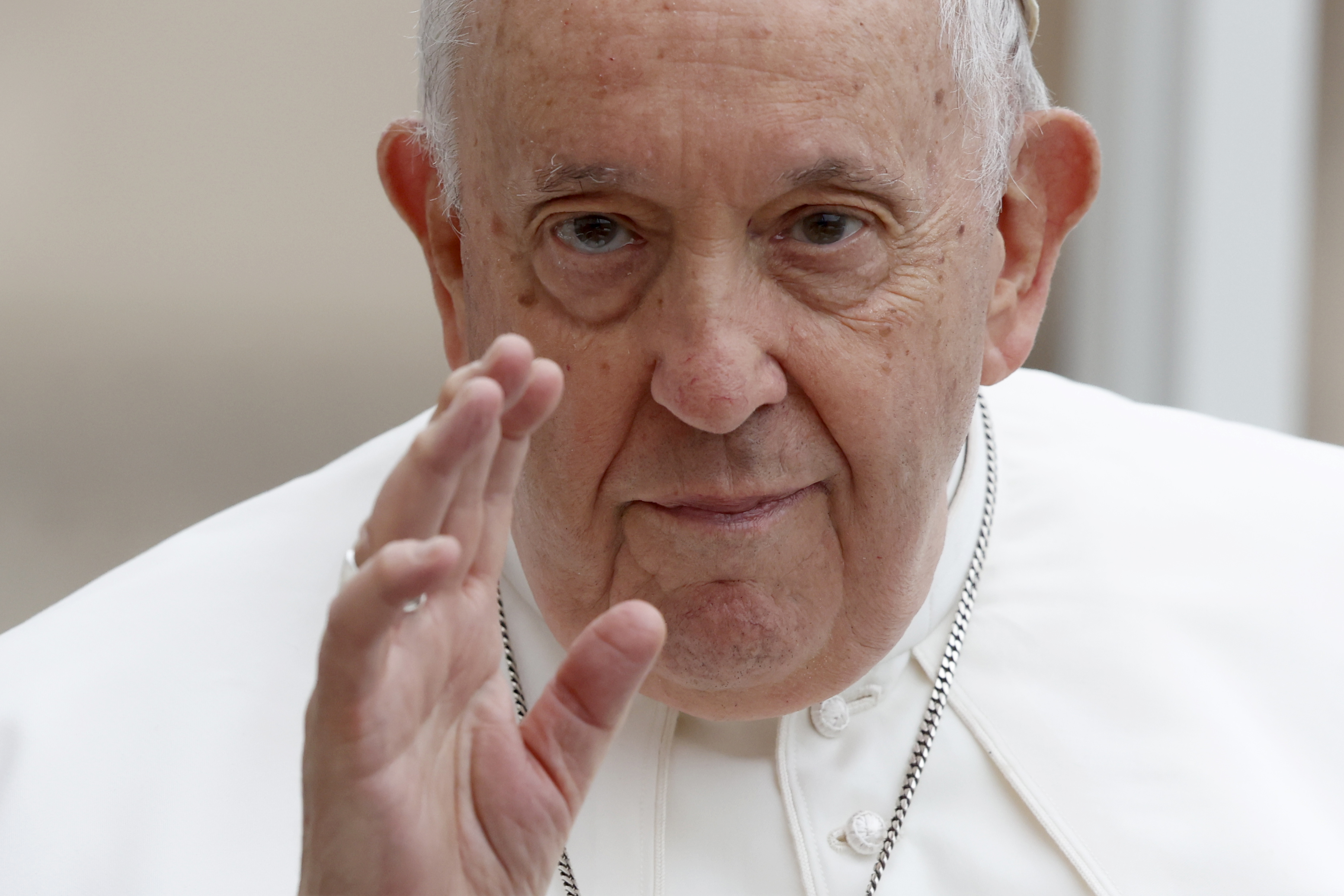 Papst Franziskus bei der Ankunft zu seiner wöchentlichen Generalaudienz auf dem Petersplatz, Vatikanstadt, Vatikan am 10. Mai 2023. | Quelle: Getty Images