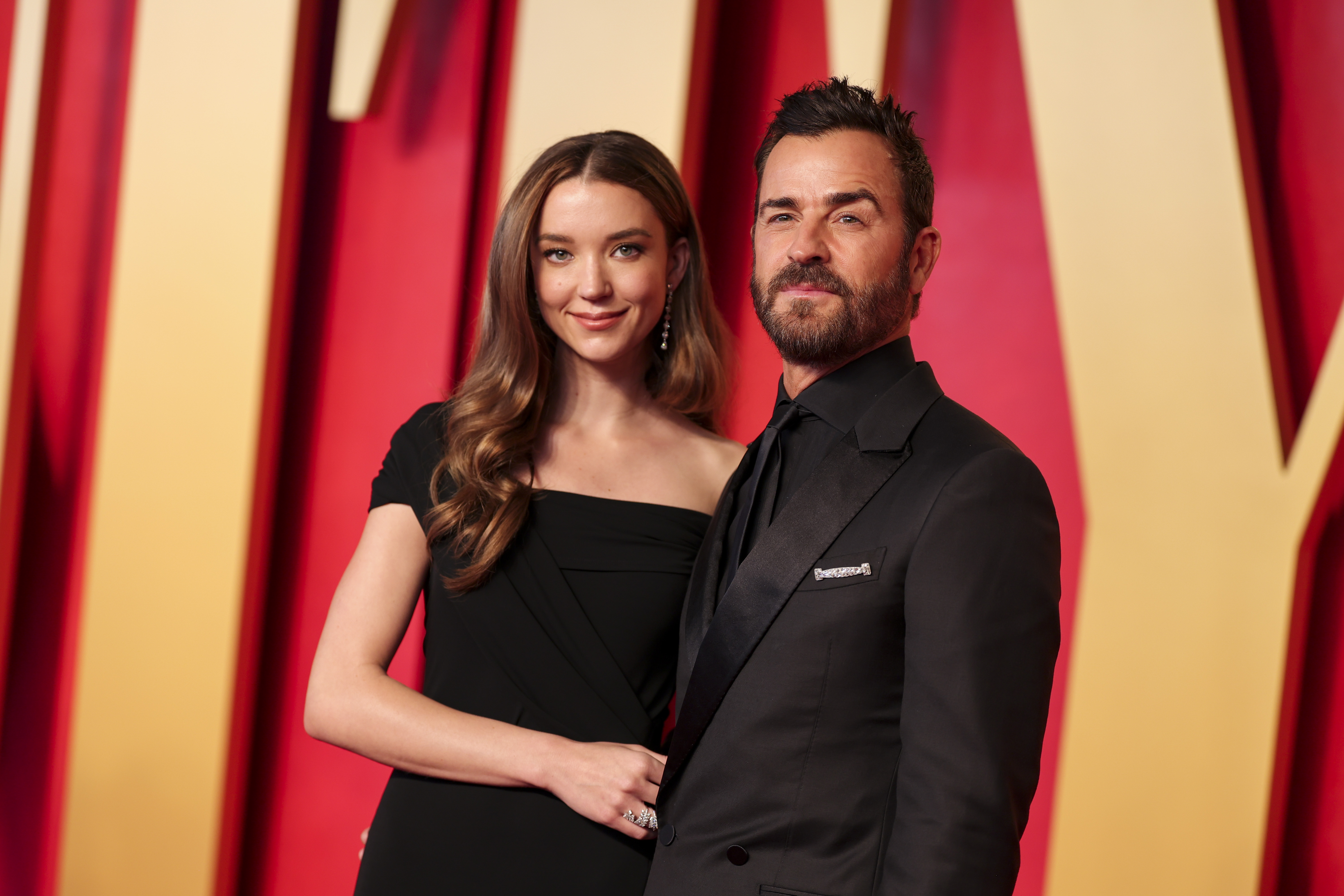 Nicole Brydon Bloom und Justin Theroux bei der Vanity Fair Oscar Party in Beverly Hills, Kalifornien am 10. März 2024 | Quelle: Getty Images | Source: Getty Images