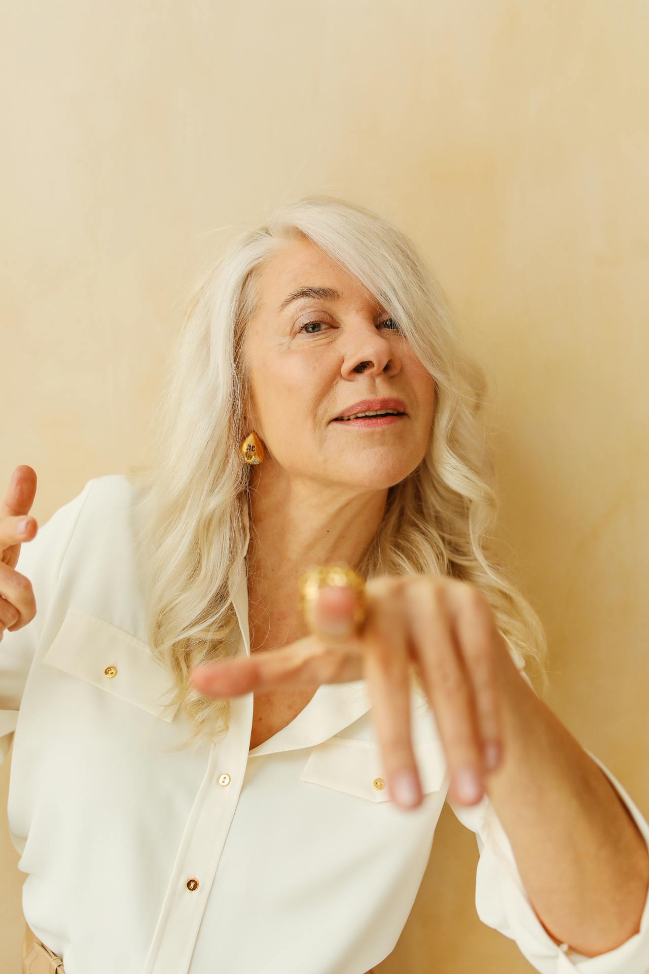 Eine Frau, die mit dem Finger auf jemanden zeigt | Quelle: Pexels