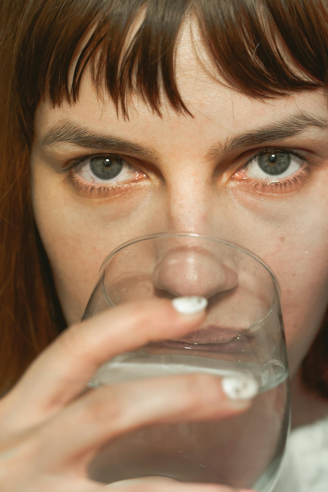 Eine Frau trinkt ein Glas Wasser | Quelle: Pexels