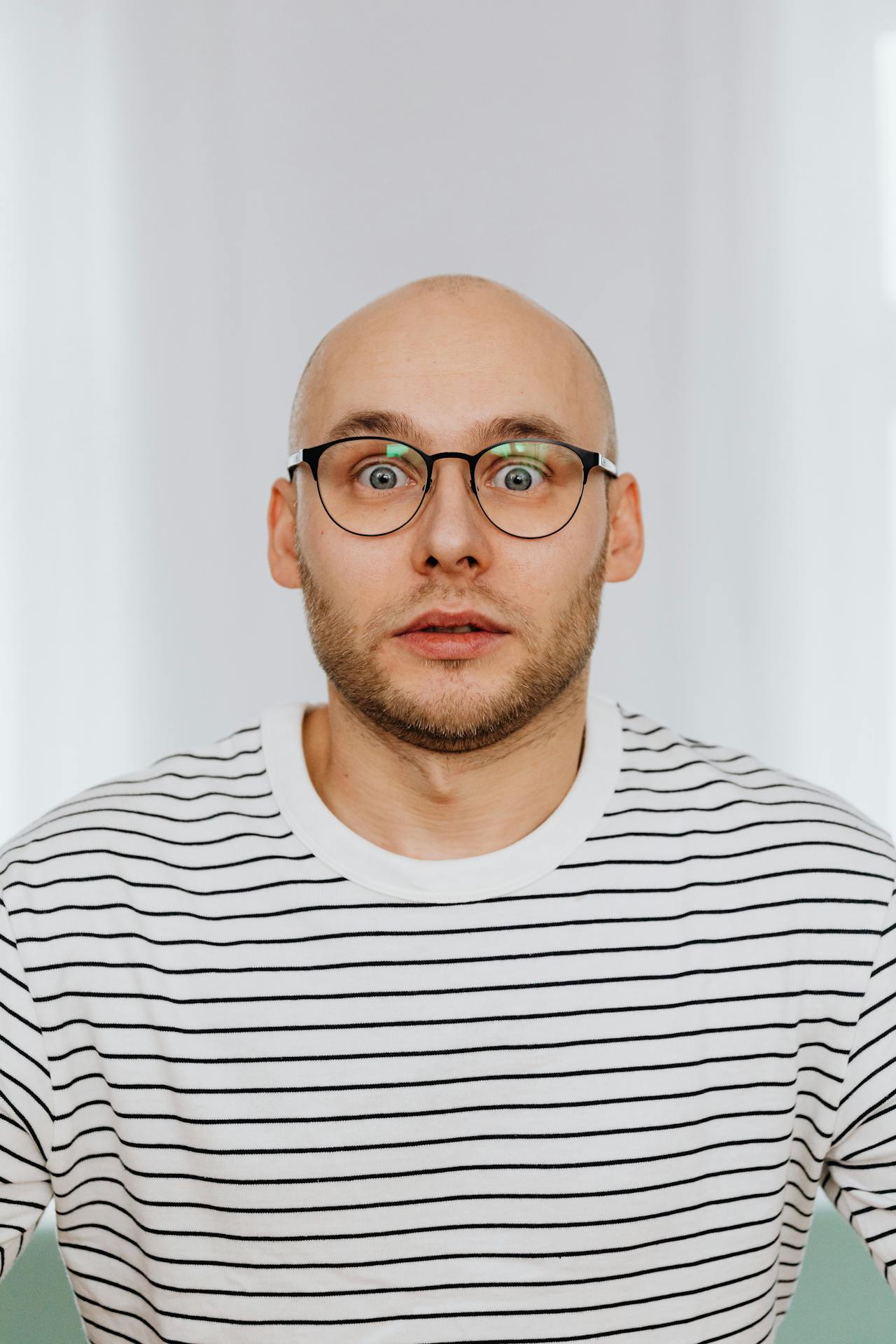 Ein schockierter Mann | Quelle: Pexels