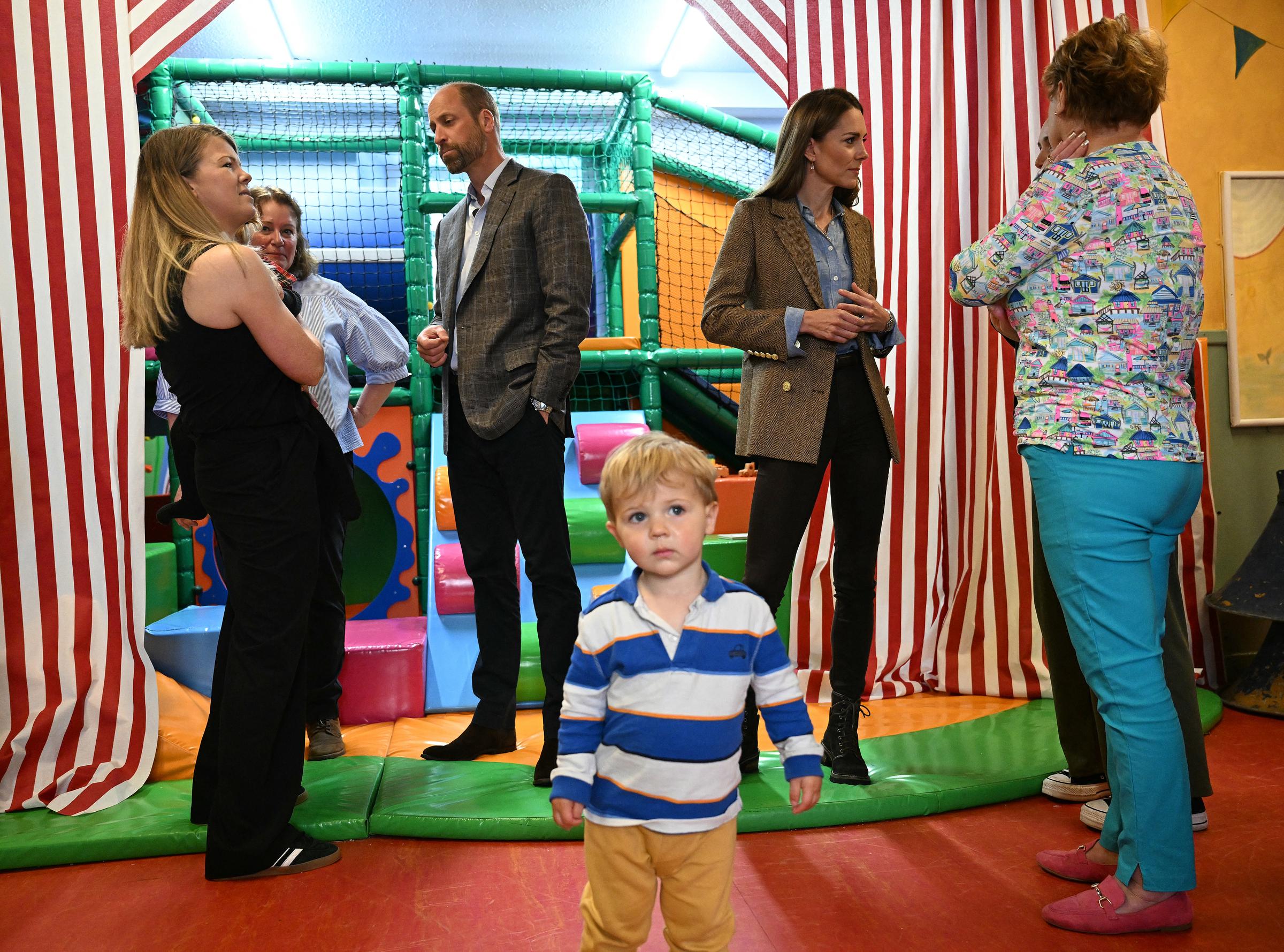 In der Softplay-Zone von Aros Hall unterhalten sich William und Catherine mit Eltern und Mitarbeitern, während die Kinder in der Nähe spielen. Das Interesse des Paares an familienfreundlichen Gemeinschaftsräumen war ein wichtiger Grund für ihren Aufenthalt in Tobermory.