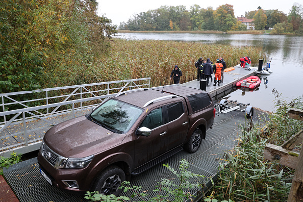 Taucher bereiten sich auf die Suche nach dem vermissten achtjährigen Fabian am Inselsee in Güstrow vor, 14. Oktober 2025. | Quelle: Getty Images