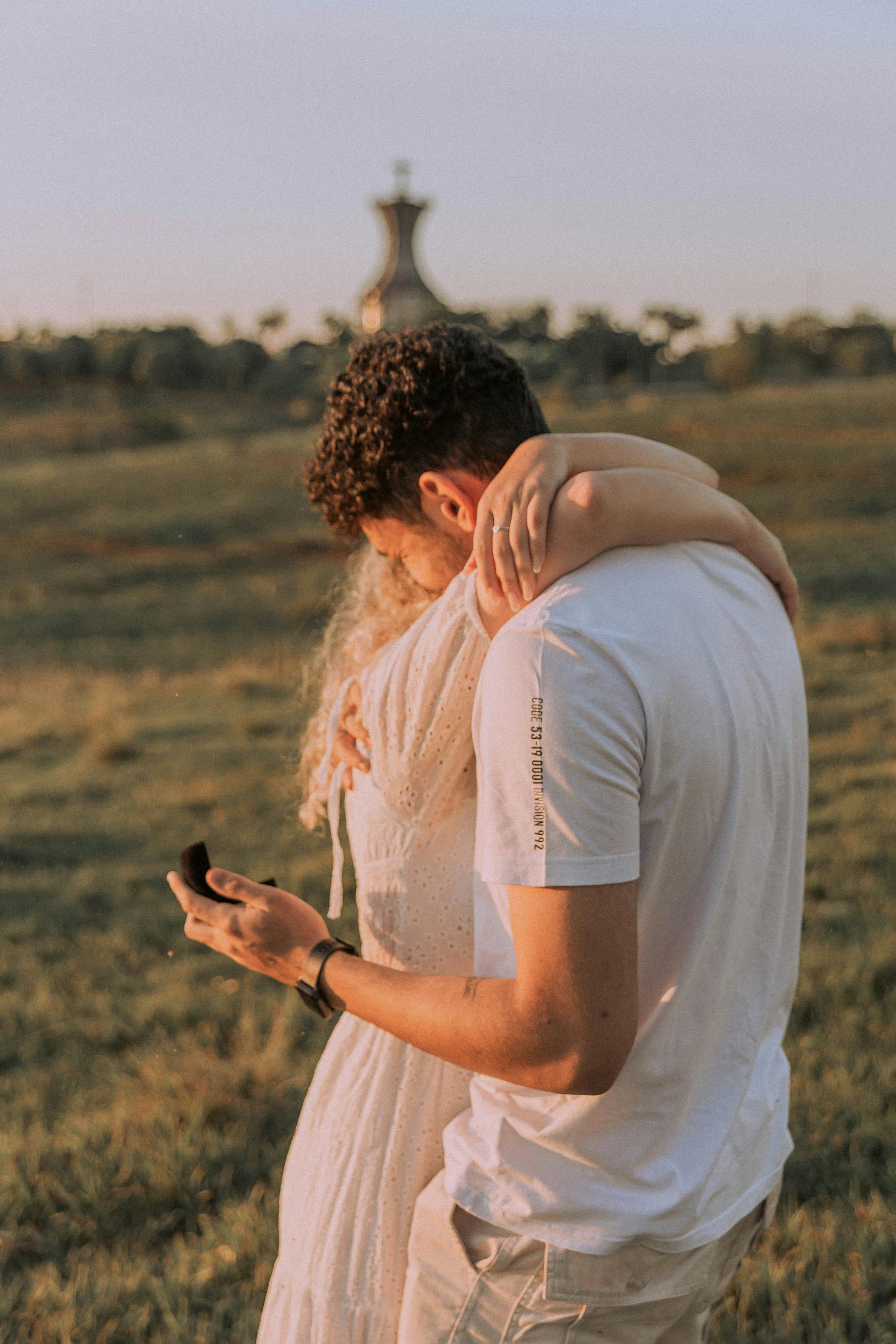 Eine Frau, die ihren Geliebten nach einem romantischen Antrag umarmt | Quelle: Pexels