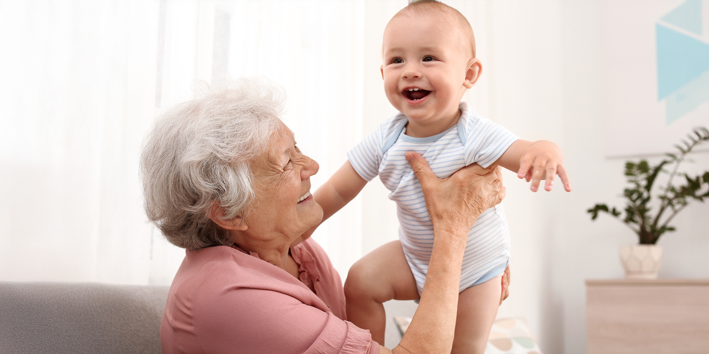 Eine Großmutter hält ein Baby | Quelle: Shutterstock