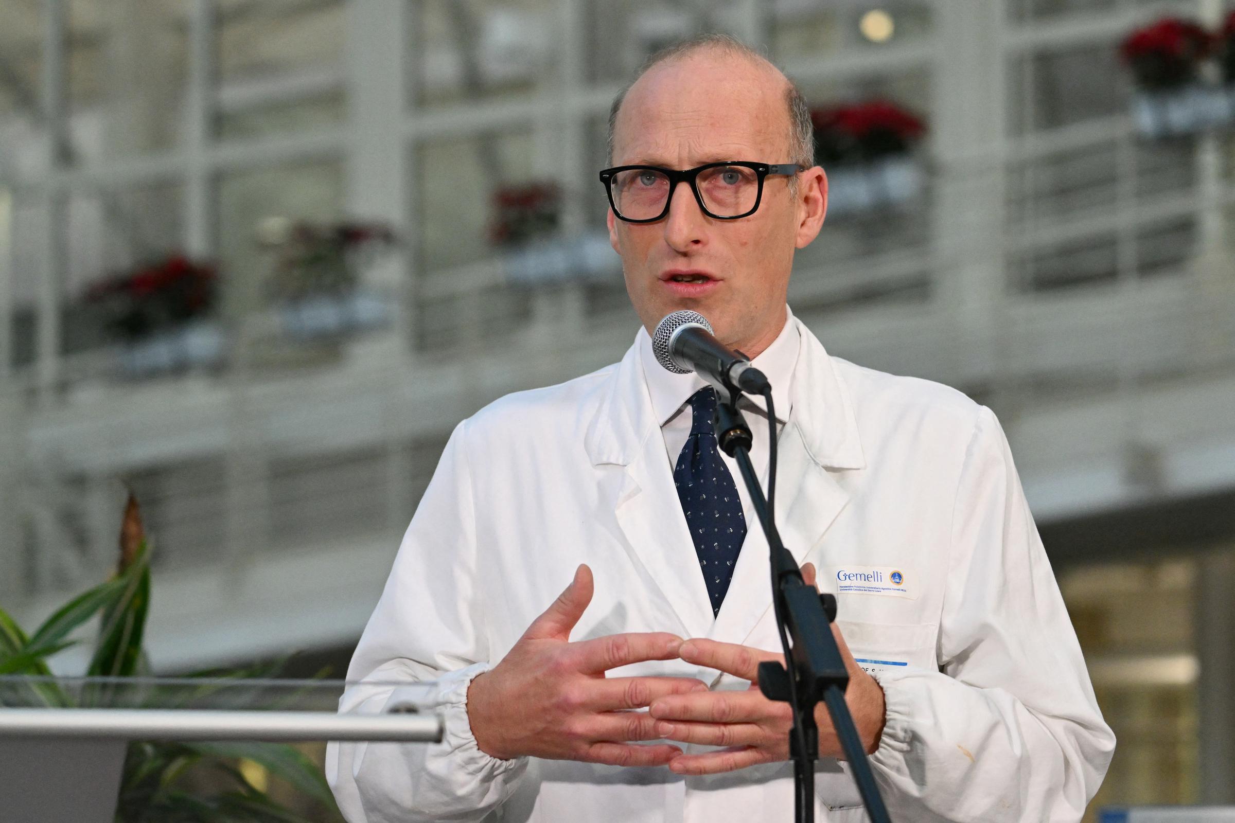 Professor Sergio Alfieri bei einer Pressekonferenz im Gemelli Krankenhaus am 21. Februar 2025. | Quelle: Getty Images