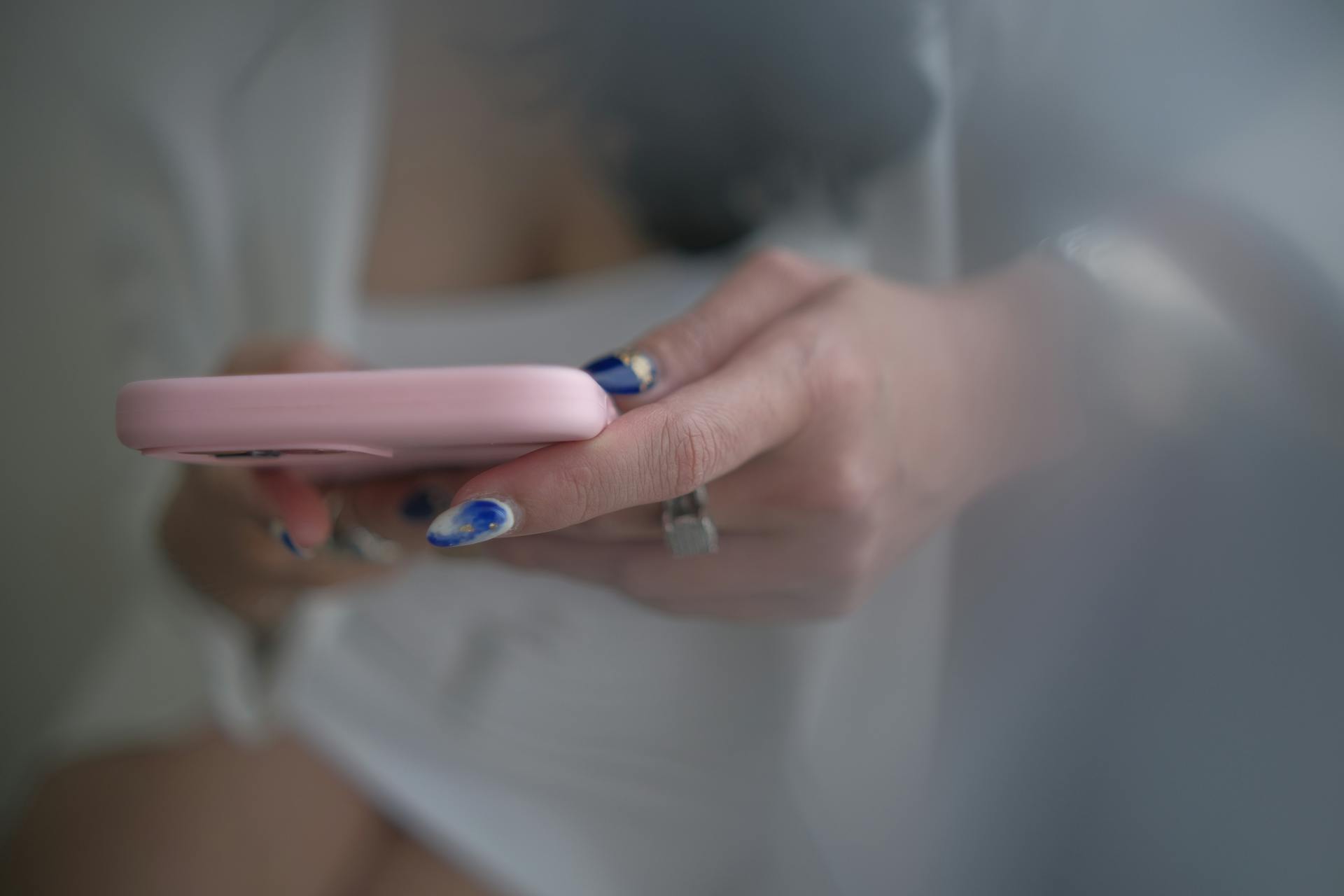 Eine Frau hält ihr Telefon | Quelle: Pexels