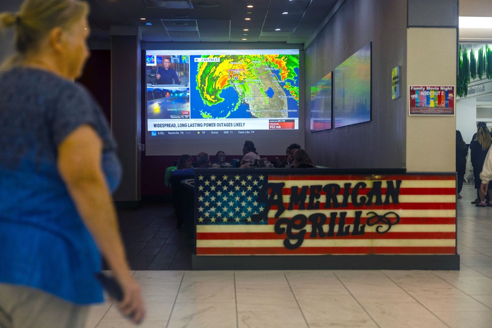 Menschen schauen sich den Wetterbericht vor dem Hurrikan Milton an. | Quelle: Getty Images