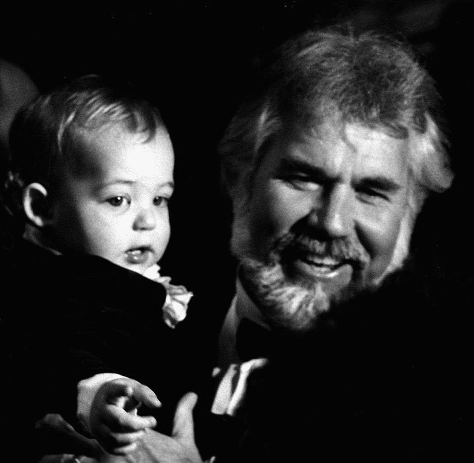 Kenny Rogers und sein Sohn Christopher Cody Rogers bei den 10. Annual American Music Awards am 17.01.1983 beim Shrine Auditorium in Los Angeles. | Quelle: Getty Images