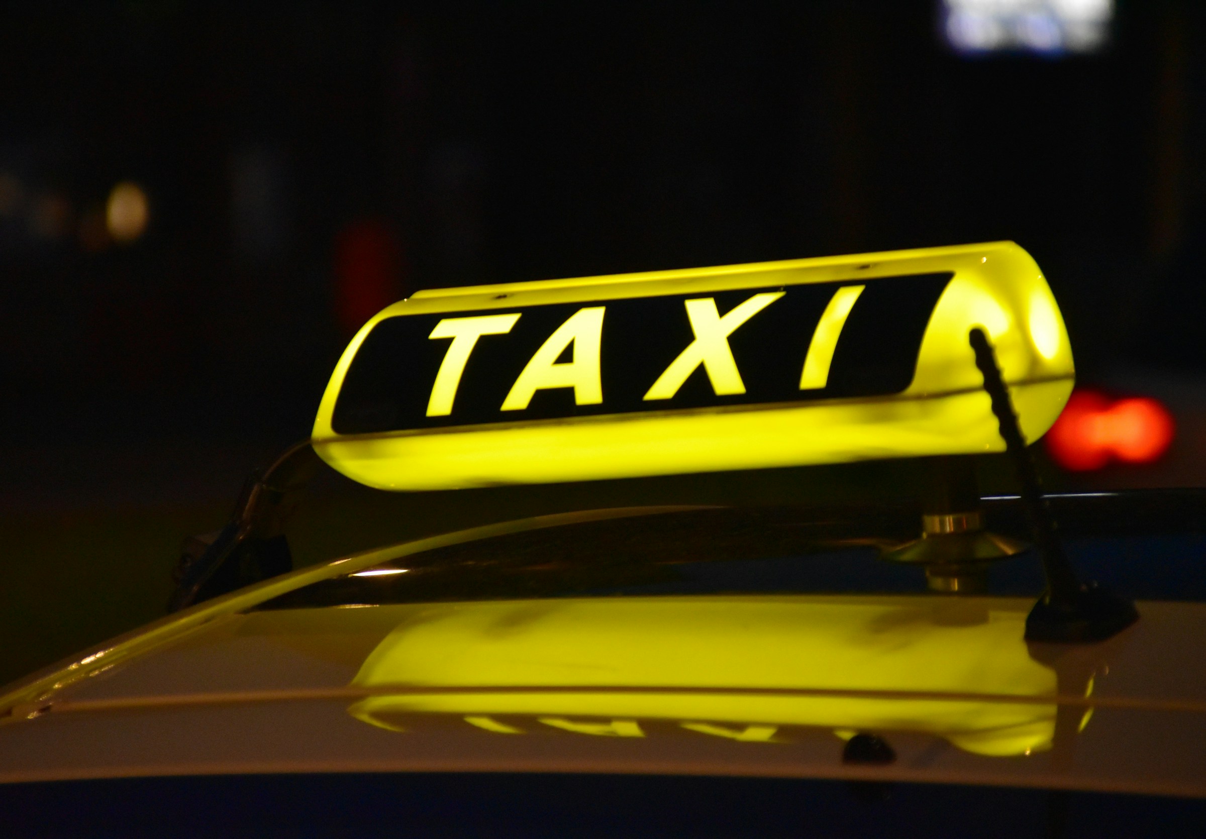 Ein Taxi bei Nacht | Quelle: Unsplash