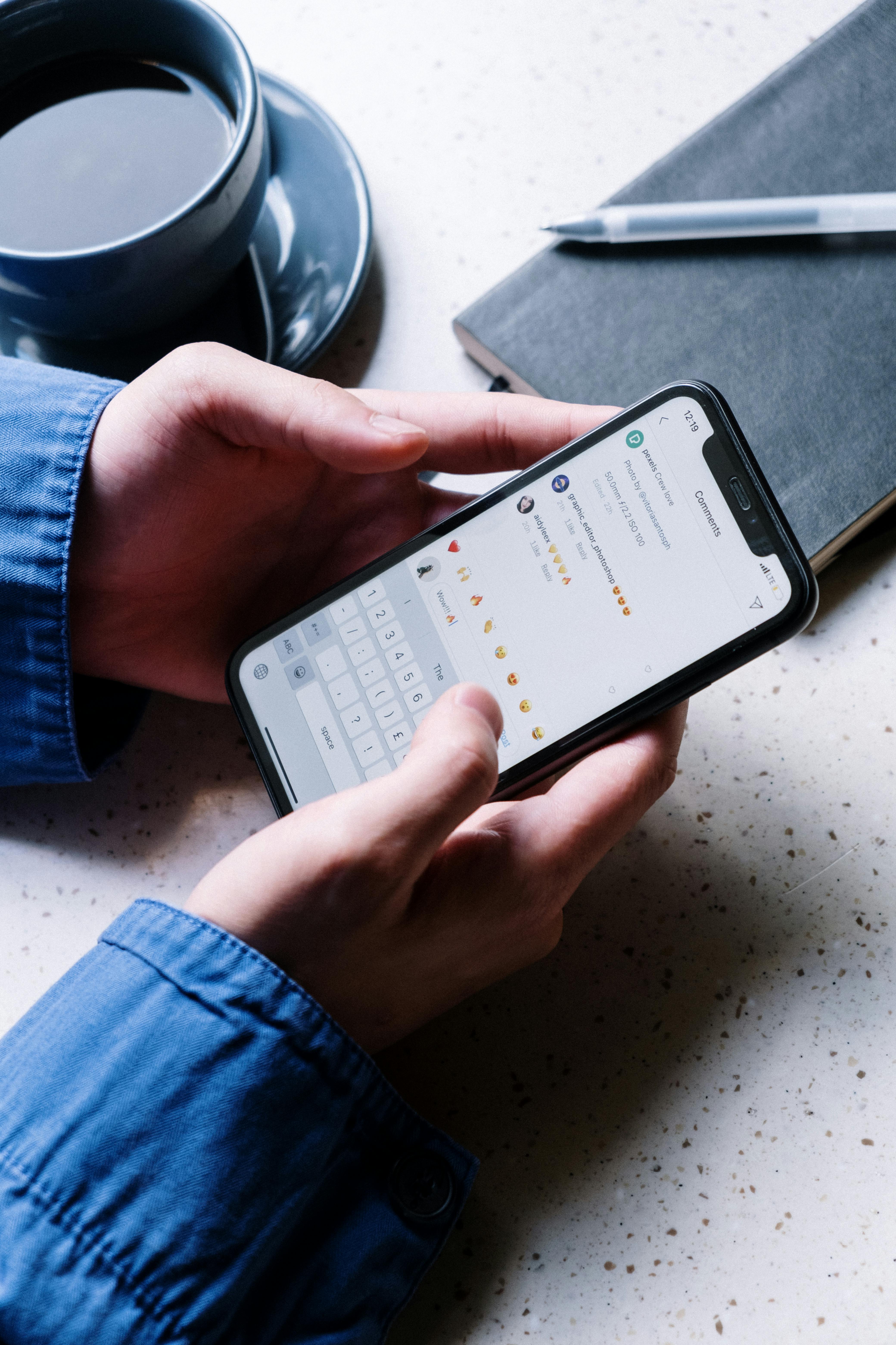 Eine Person, die ihr Mobiltelefon benutzt | Quelle: Pexels