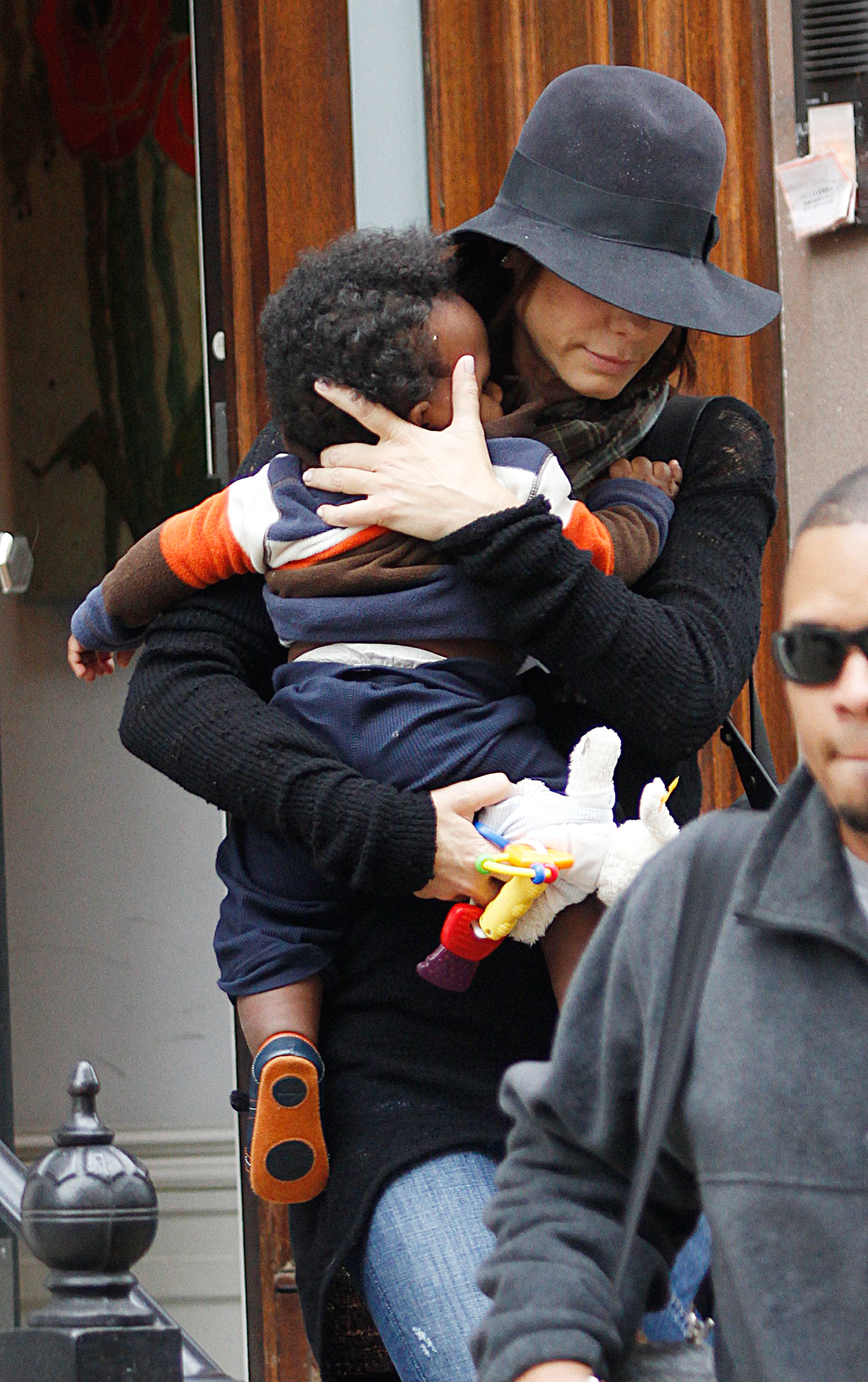 Die Schauspielerin und ihr Sohn Louis auf den Straßen von Manhattan am 6. November 2010 in New York City | Quelle: Getty Images