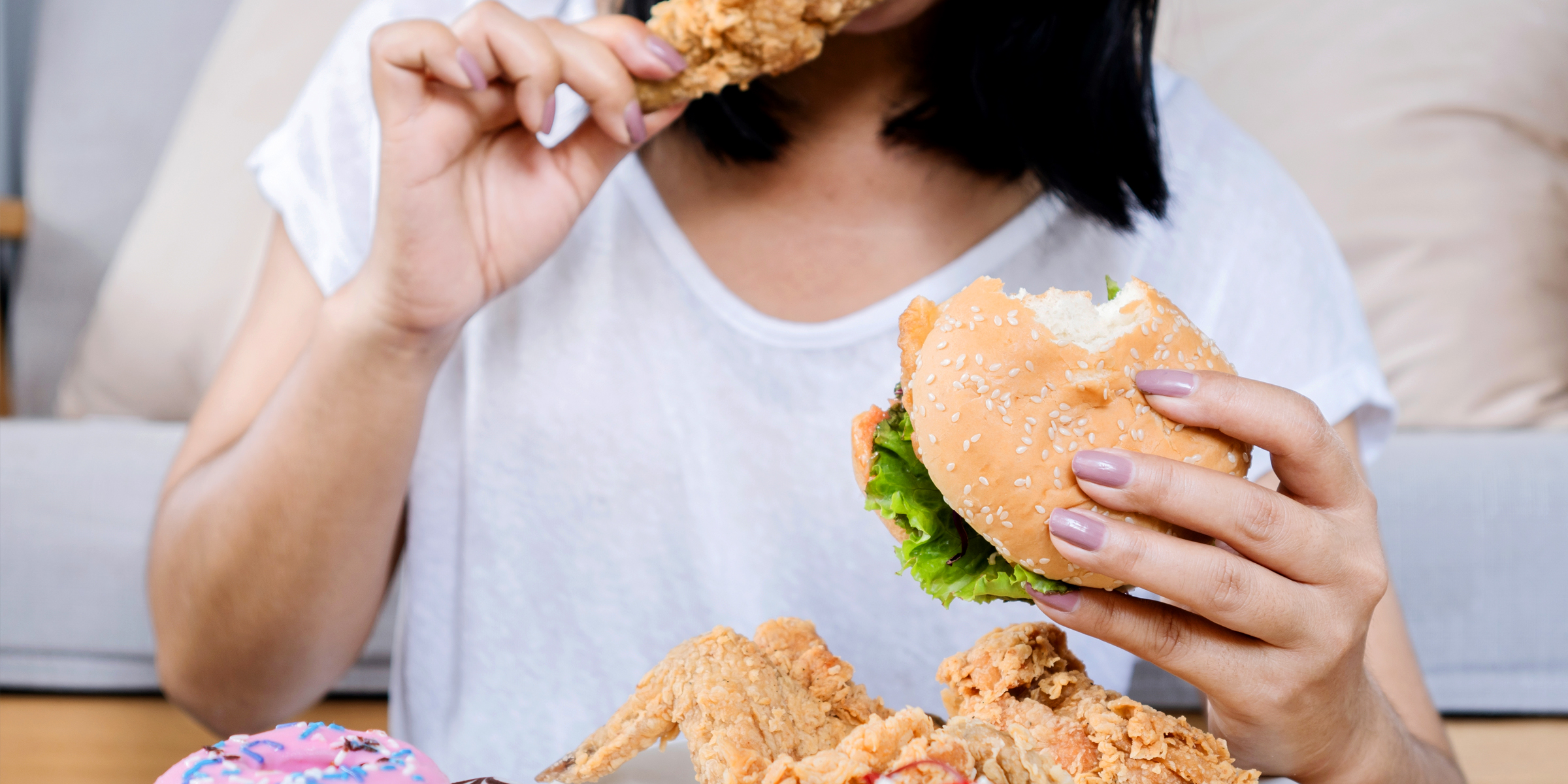 Frau isst einen Burger | Quelle: Shutterstock