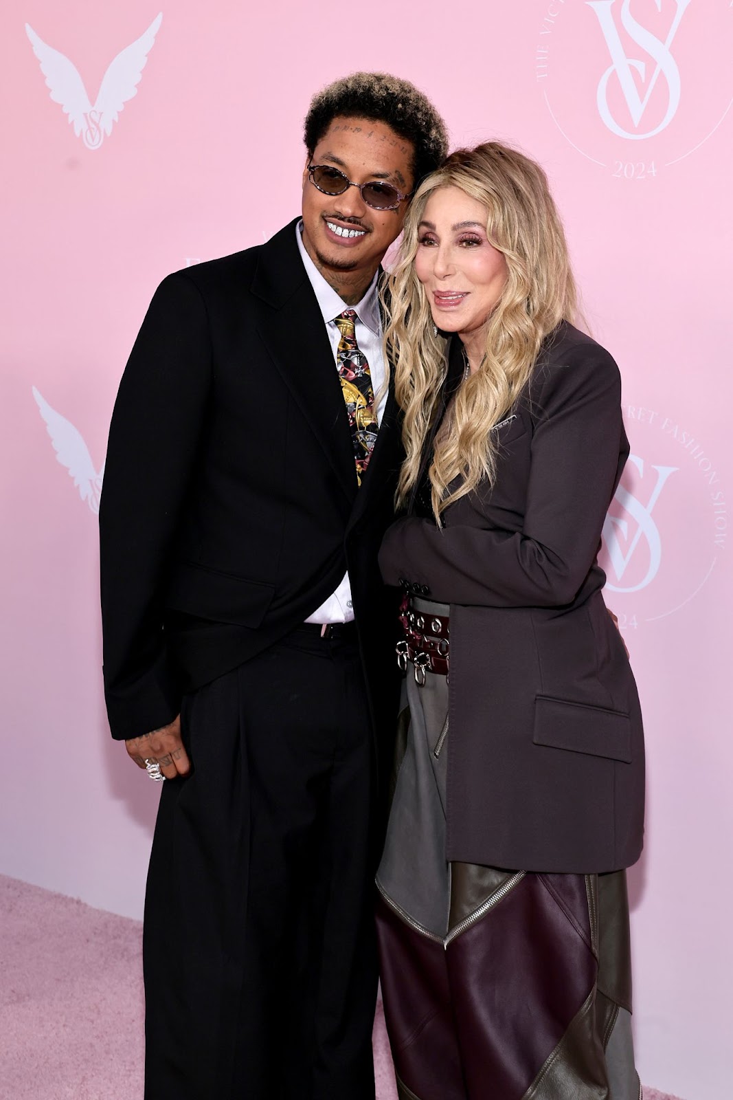 Alexander "AE" Edwards und Cher bei der Victoria's Secret 2024 Fashion Show am 15. Oktober in Brooklyn, New York. | Quelle: Getty Images