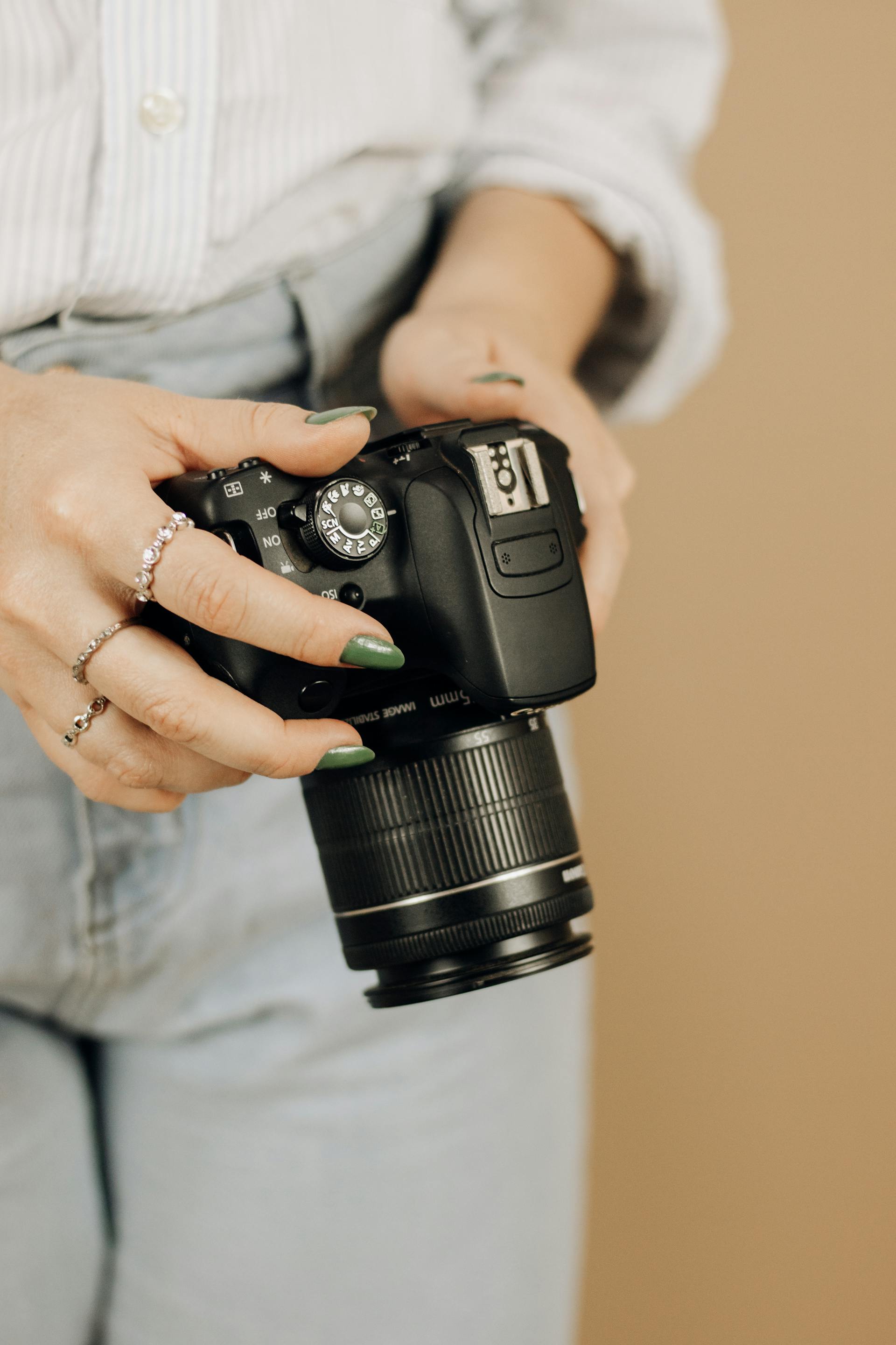 Eine Frau hält ihre Kamera | Quelle: Pexels