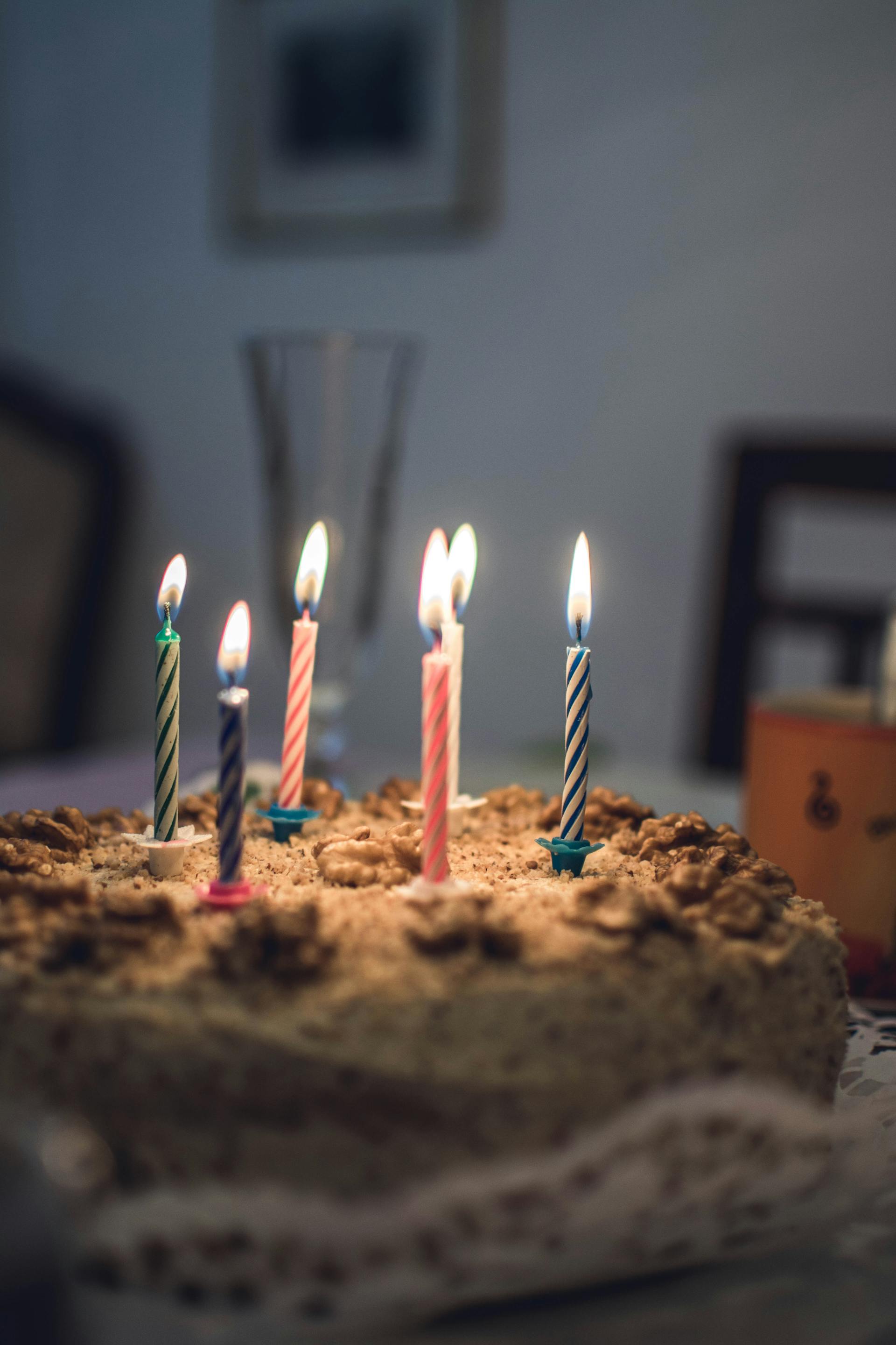 Ein Geburtstagskuchen mit brennenden Kerzen | Quelle: Pexels