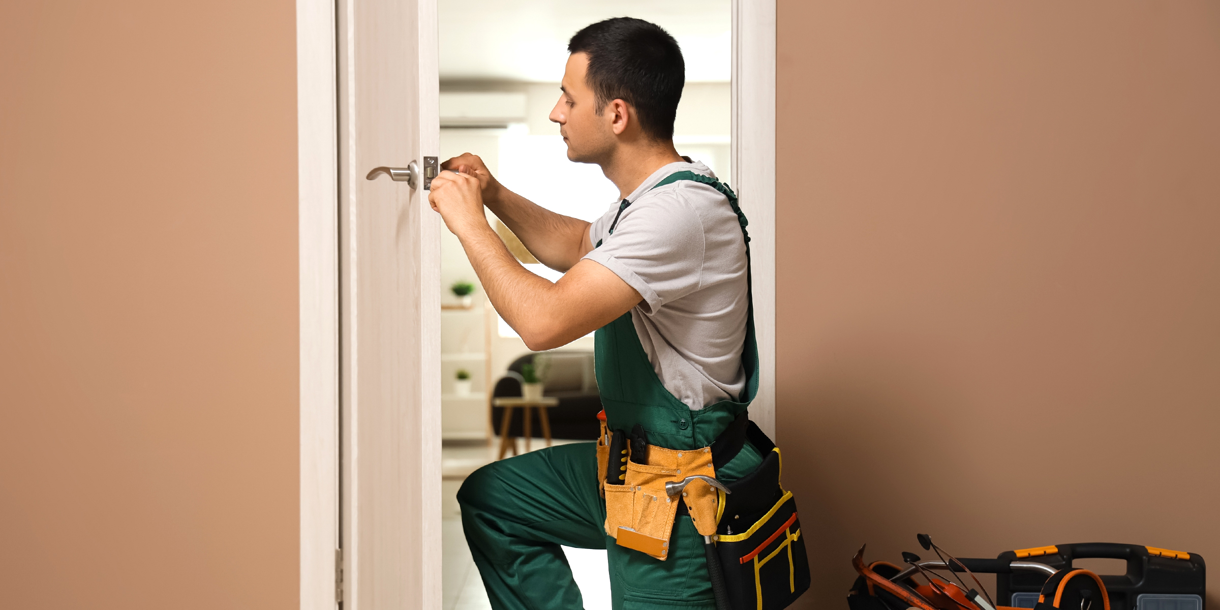 Ein Handwerker repariert ein Türschloss | Quelle: Shutterstock
