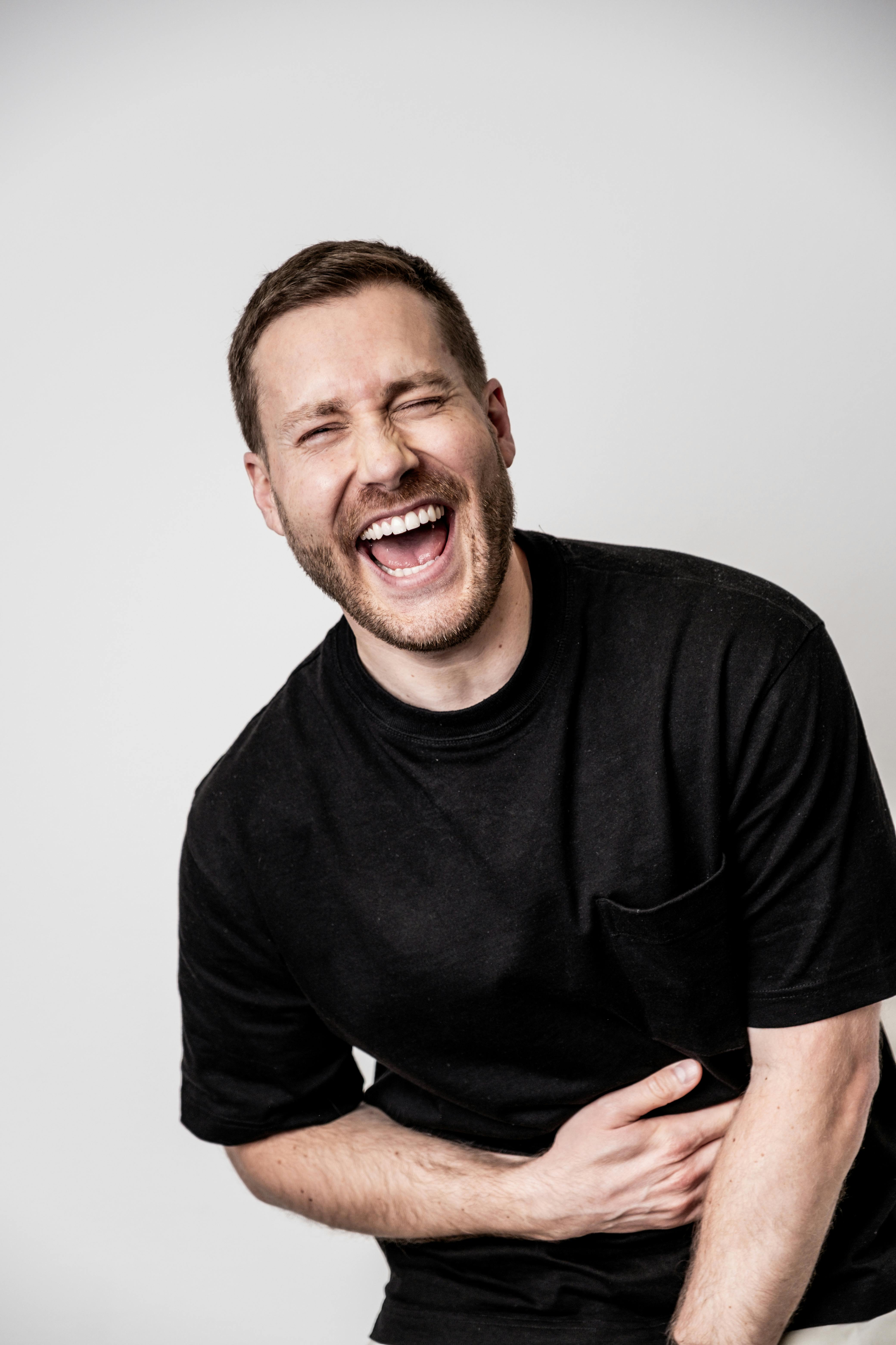 Ein lachender Mann | Quelle: Pexels