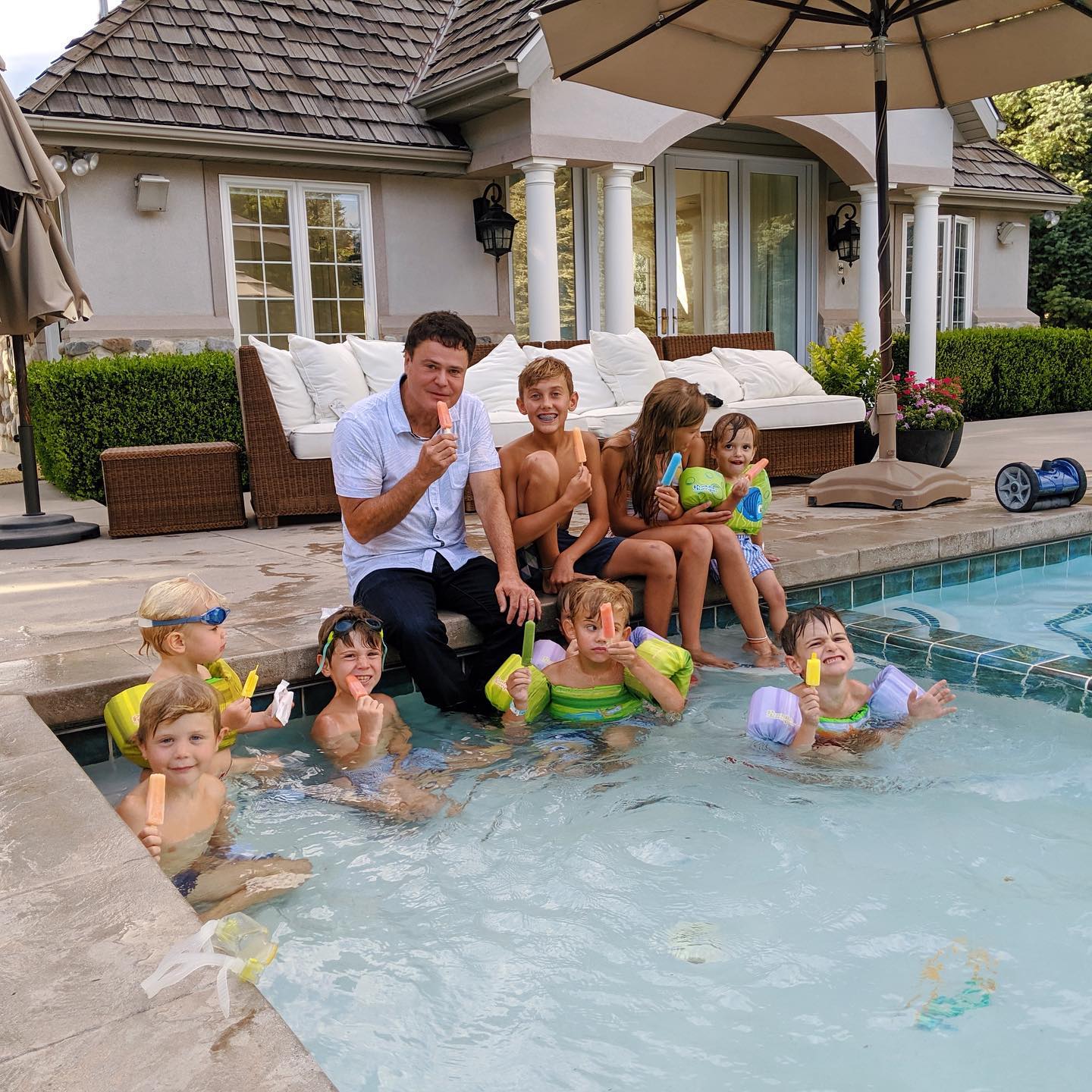 Donny freut sich schon seit Jahren über die Ankunft neuer Enkelkinder und bringt oft seine Freude darüber zum Ausdruck, wenn die Familie wächst. Treffen am Pool bieten die Gelegenheit, genau die Art von entspannter Familienzeit zu genießen, die er und Debbie schon immer so geschätzt haben. | Quelle: Instagram/donnyosmond