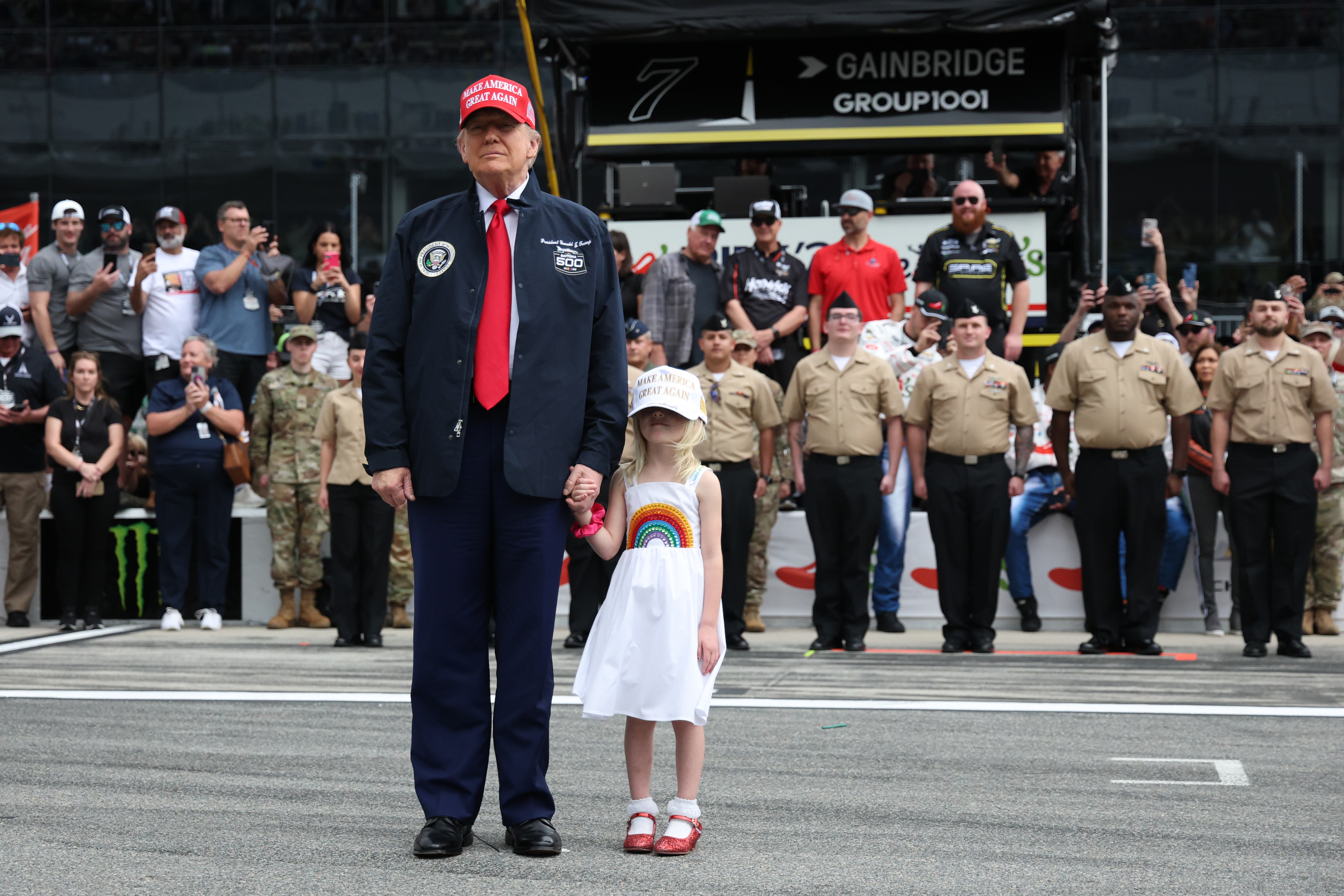 US-Präsident Donald Trump und seine Enkelin Carolina vor dem NASCAR Cup Series Daytona 500 auf dem Daytona International Speedway am 16. Februar 2025 in Daytona Beach, Florida | Quelle: Getty Images