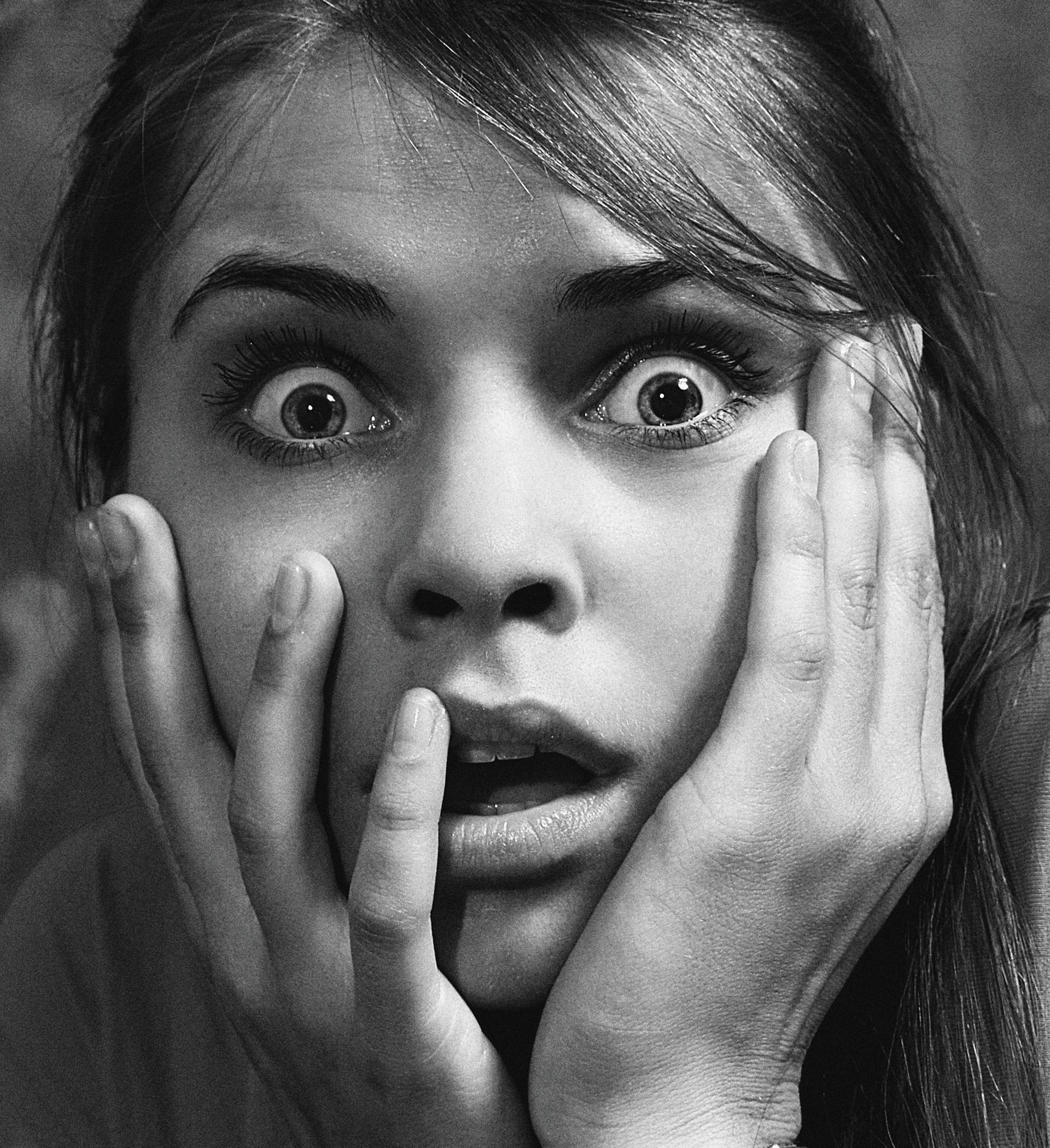 Eine Frau, die ungläubig starrt | Quelle: Pexels