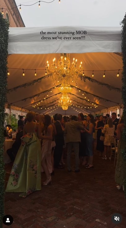 Lori DeWitt bei der Hochzeit ihrer Tochter in einem Clip, der am 5. Juni 2024 hochgeladen wurde | Quelle: Instagram/capturedbychloe.co