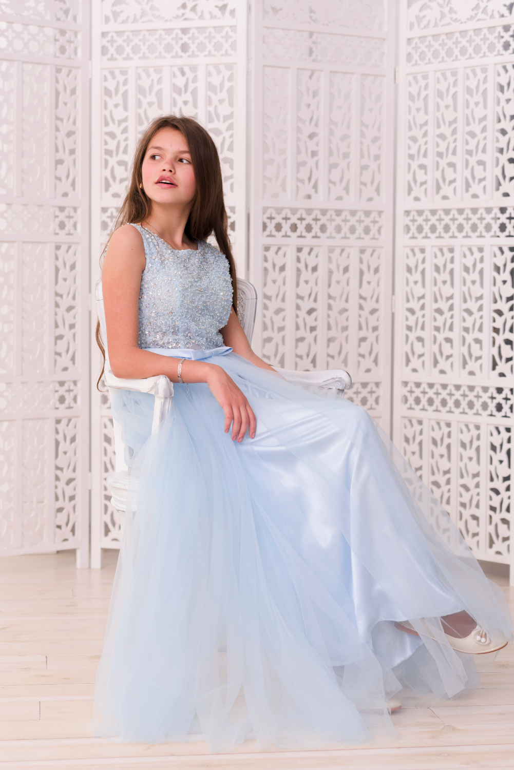 Ein Mädchen trägt ein wunderschönes blaues Kleid | Quelle: Freepik