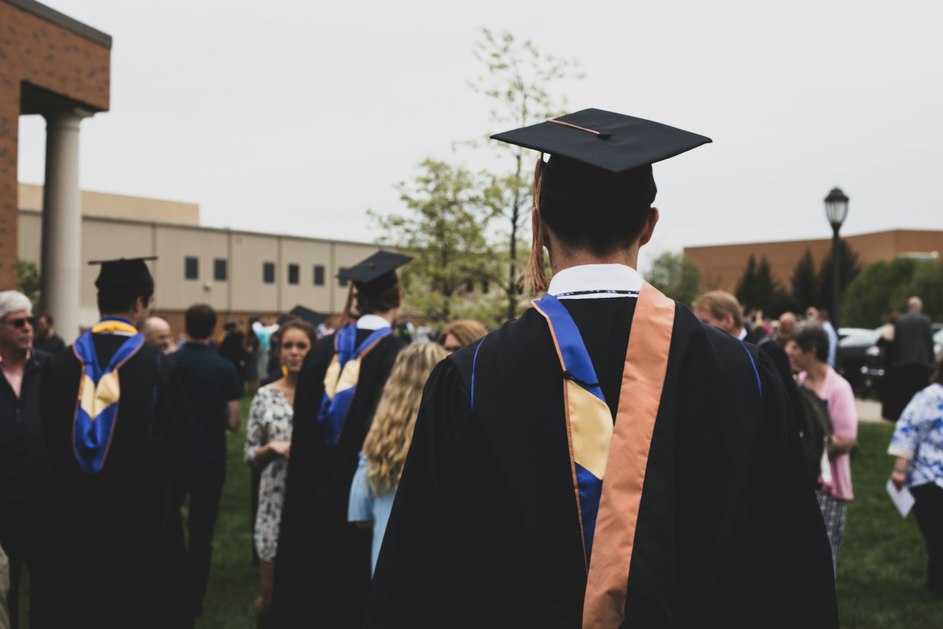 Studenten bei einer Abschlussfeier | Quelle: Unsplash