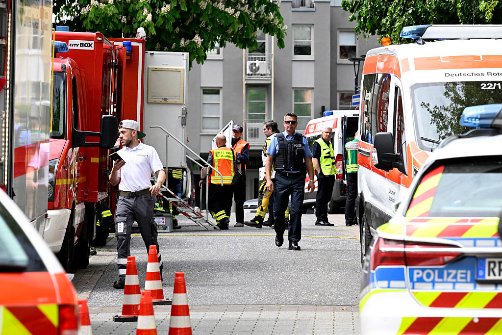 Polizei und Rettungskräfte sind in der Nähe einer Bank zu sehen, in der Bankräuber am 8. Mai 2026 in Sinzig, Westdeutschland, mehrere Geiseln genommen haben | Quelle: Getty Images