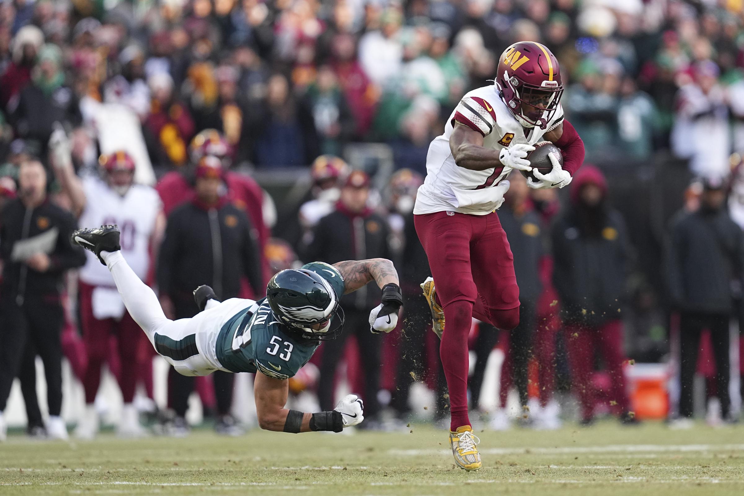 Ein Spieler der Washington Commanders und ein Spieler der Philadelphia Eagles während des NFC-Meisterschaftsspiels. | Quelle: Getty Images