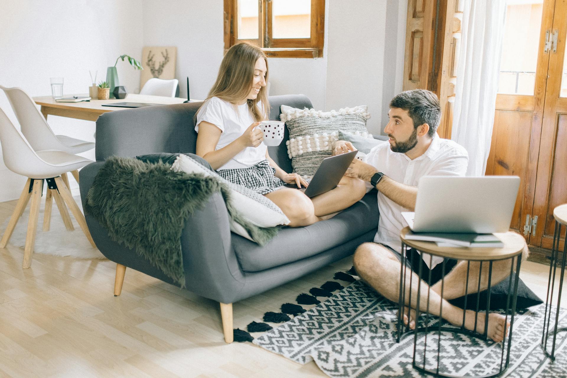 Ein Mann und eine Frau sitzen in einem Wohnzimmer | Quelle: Pexels