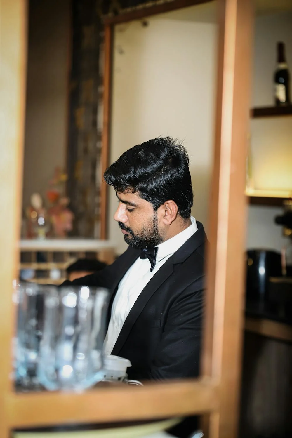 Ein reifer Mann in einem Hotel | Quelle: Pexels