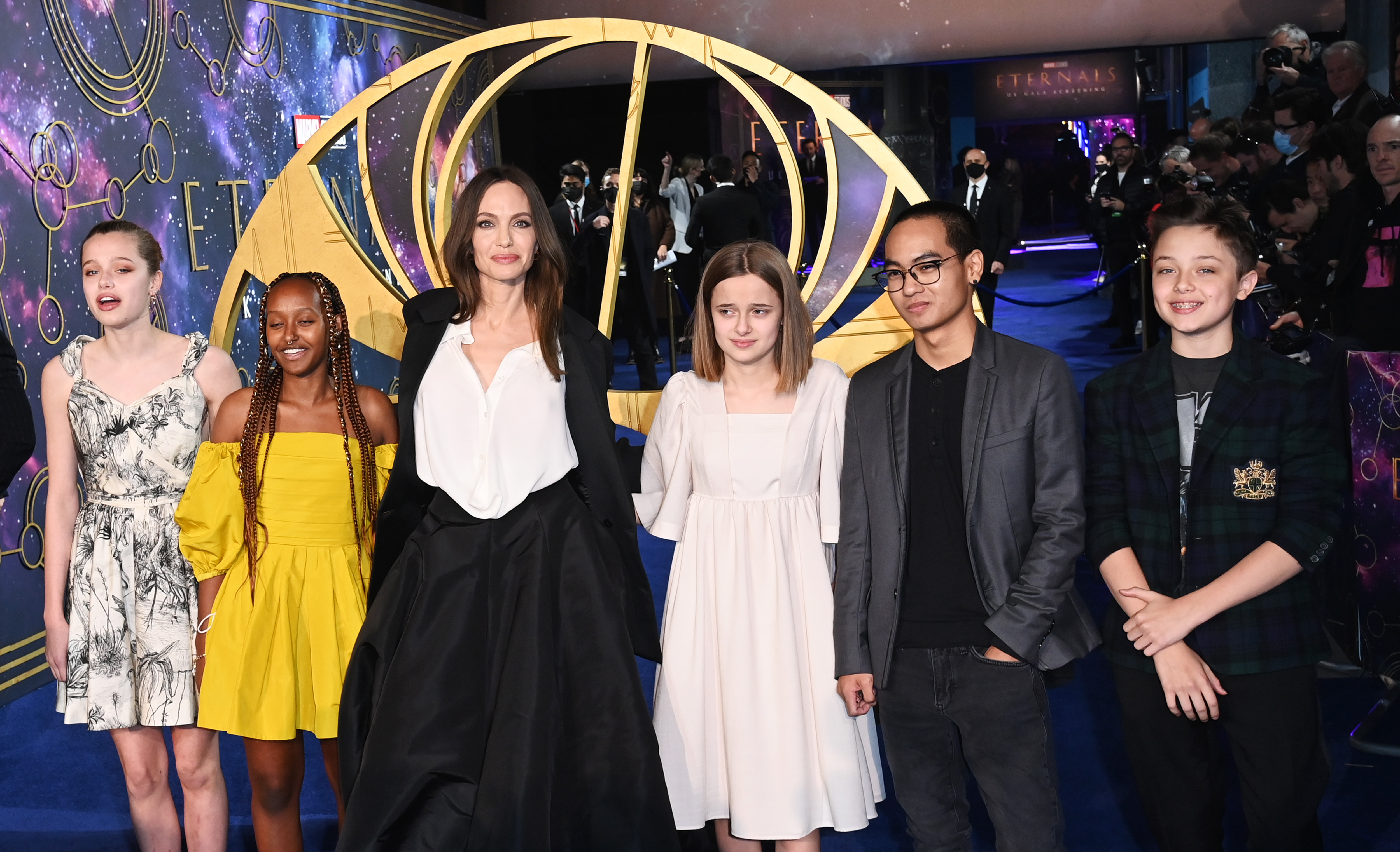 Shiloh, Zahara, Angelina und Vivienne Jolie mit Maddox und Knox Jolie-Pitt. | Quelle: Getty Images