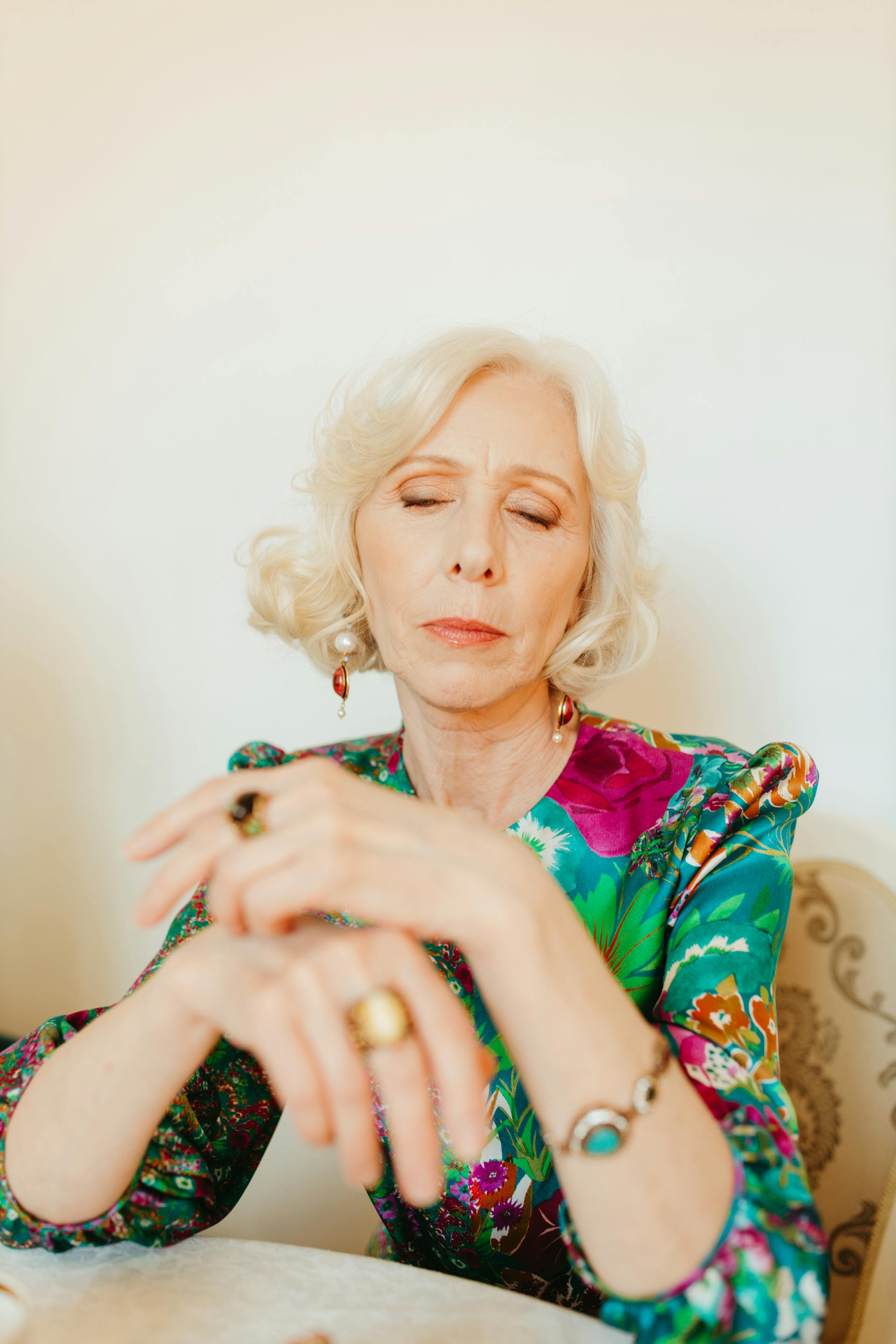 Eine Frau, die ihre Lippen schürzt | Quelle: Pexels