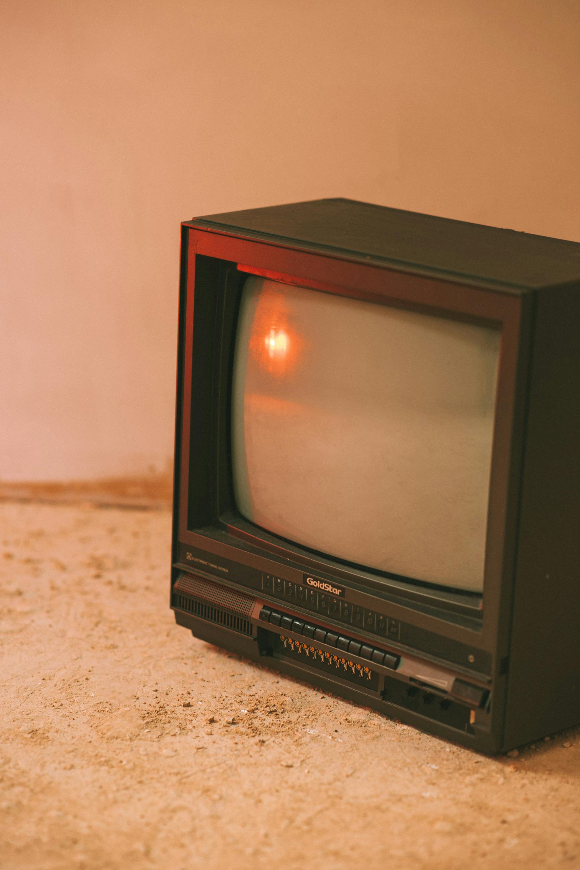 Ein alter Fernseher auf dem Boden | Quelle: Pexels