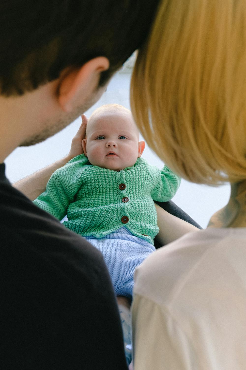 Eltern betrachten ihr Baby | Quelle: Pexels