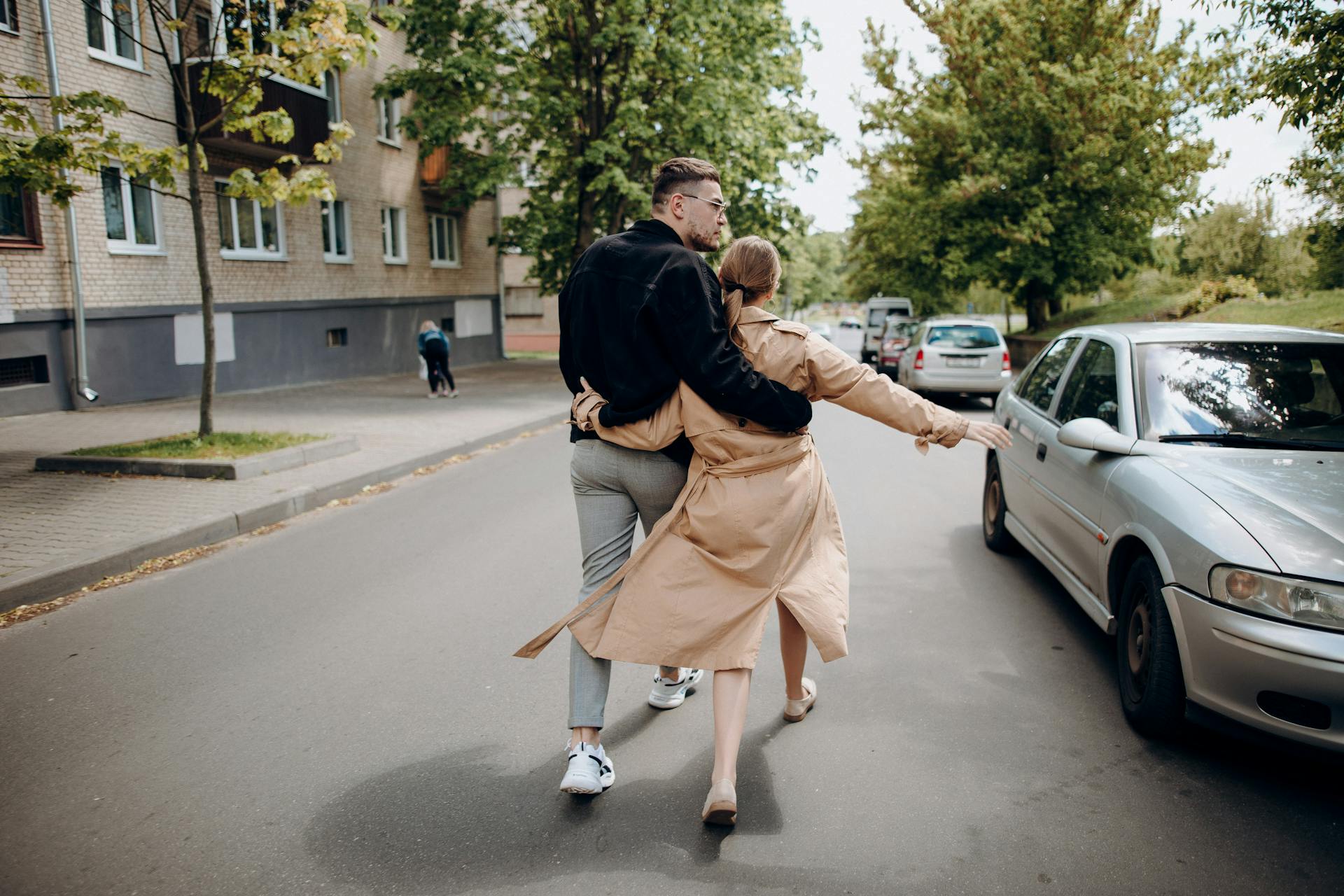 Ein Paar beim Spaziergang auf der Straße | Quelle: Pexels