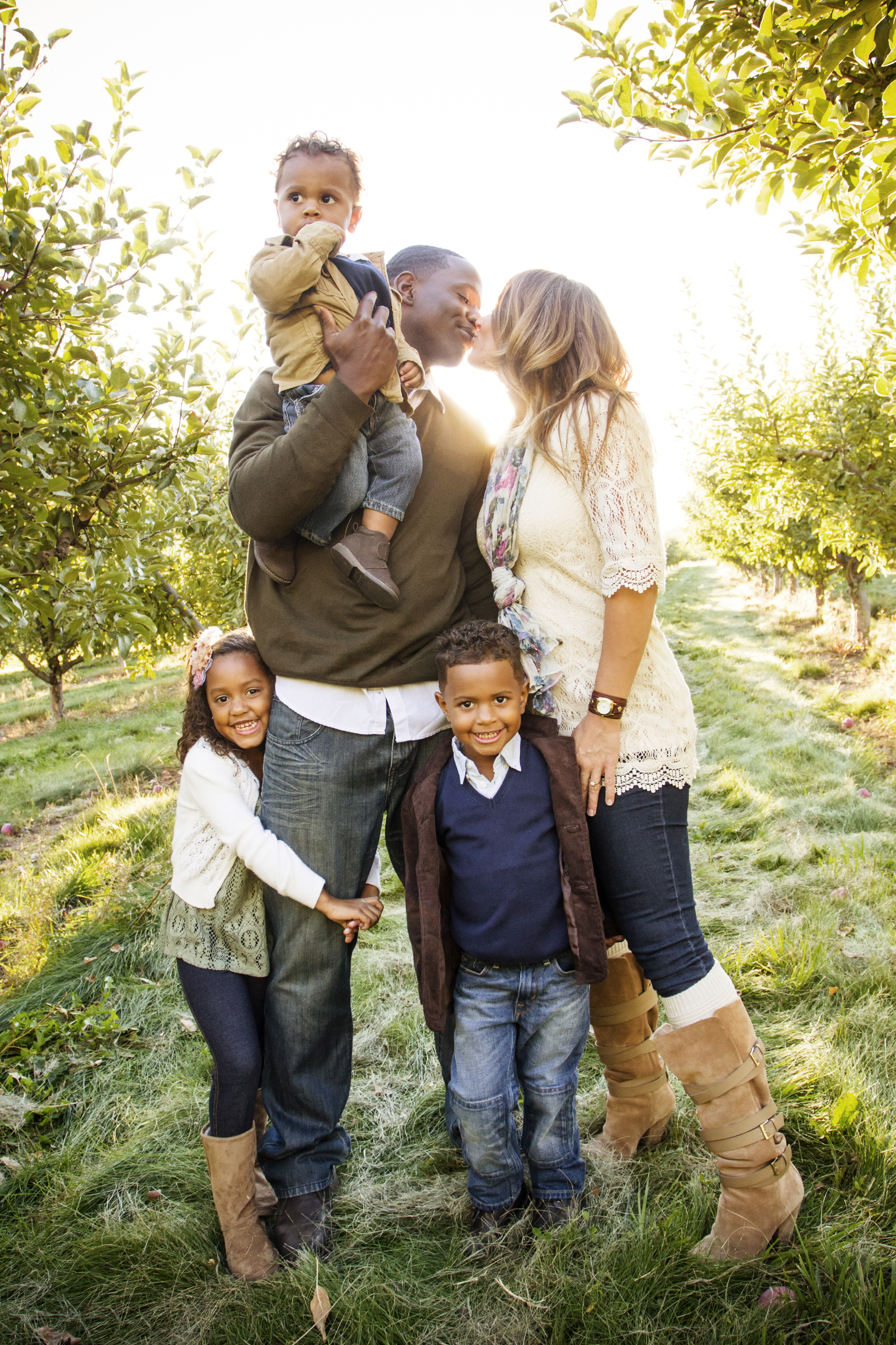 Eine multiethnische Familie, die sich im Freien vergnügt | Quelle: Shutterstock